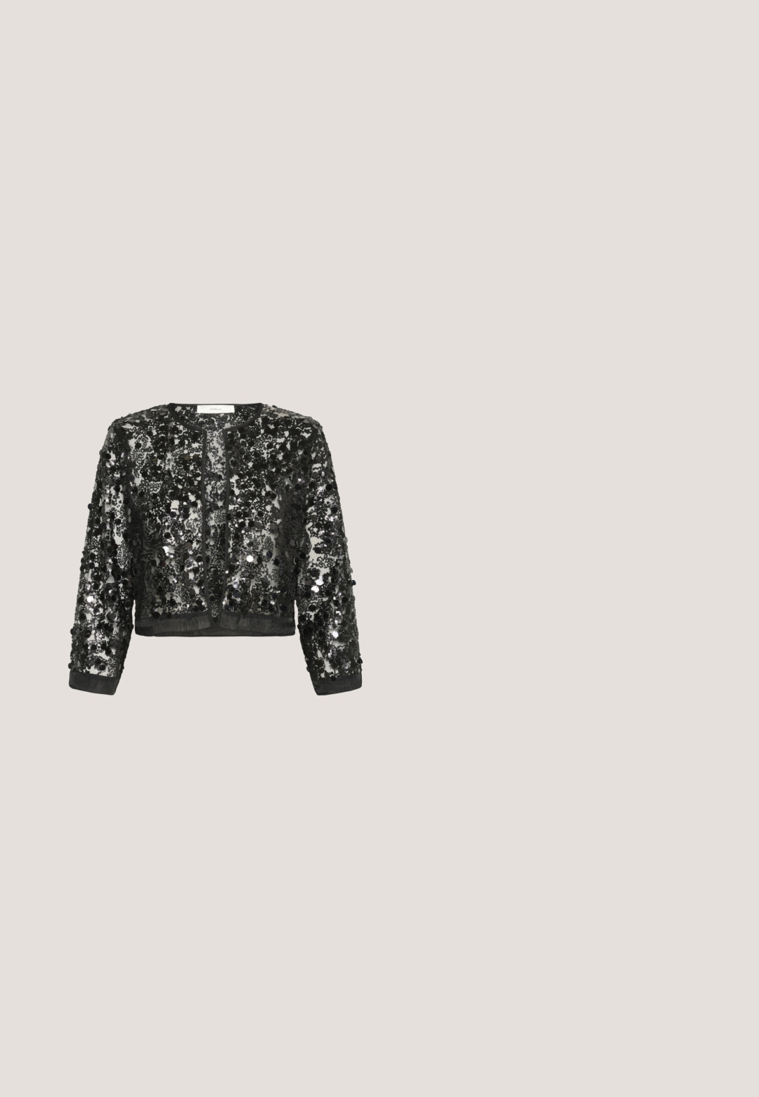 Veste noire cropped à manches longues, recouverte de sequins et de perles noires, avec un col rond et une ouverture devant.; Top noir court en tissu pailleté, avec un col rond et des manches courtes. La texture est brillante et réfléchissante.; Jupe portefeuille noire à sequins avec un fini texturé, de longueur genou, et un détail noué à la taille. Surface lisse et réfléchissante.; Sandales à talons hauts noires avec une large sangle perlée autour de la cheville, présentant une semelle lisse et une fine bande au niveau des orteils. Les perles ajoutent de la texture.; Sac à main en perles noires et argentées avec une poignée nouée, muni d'une fermeture éclair et d'un motif créé par des perles et des textures contrastées.; Paire de boucles d’oreilles circulaires argentées avec un motif en treillis de petites barres verticales et horizontales et de petits éléments décoratifs aux intersections.