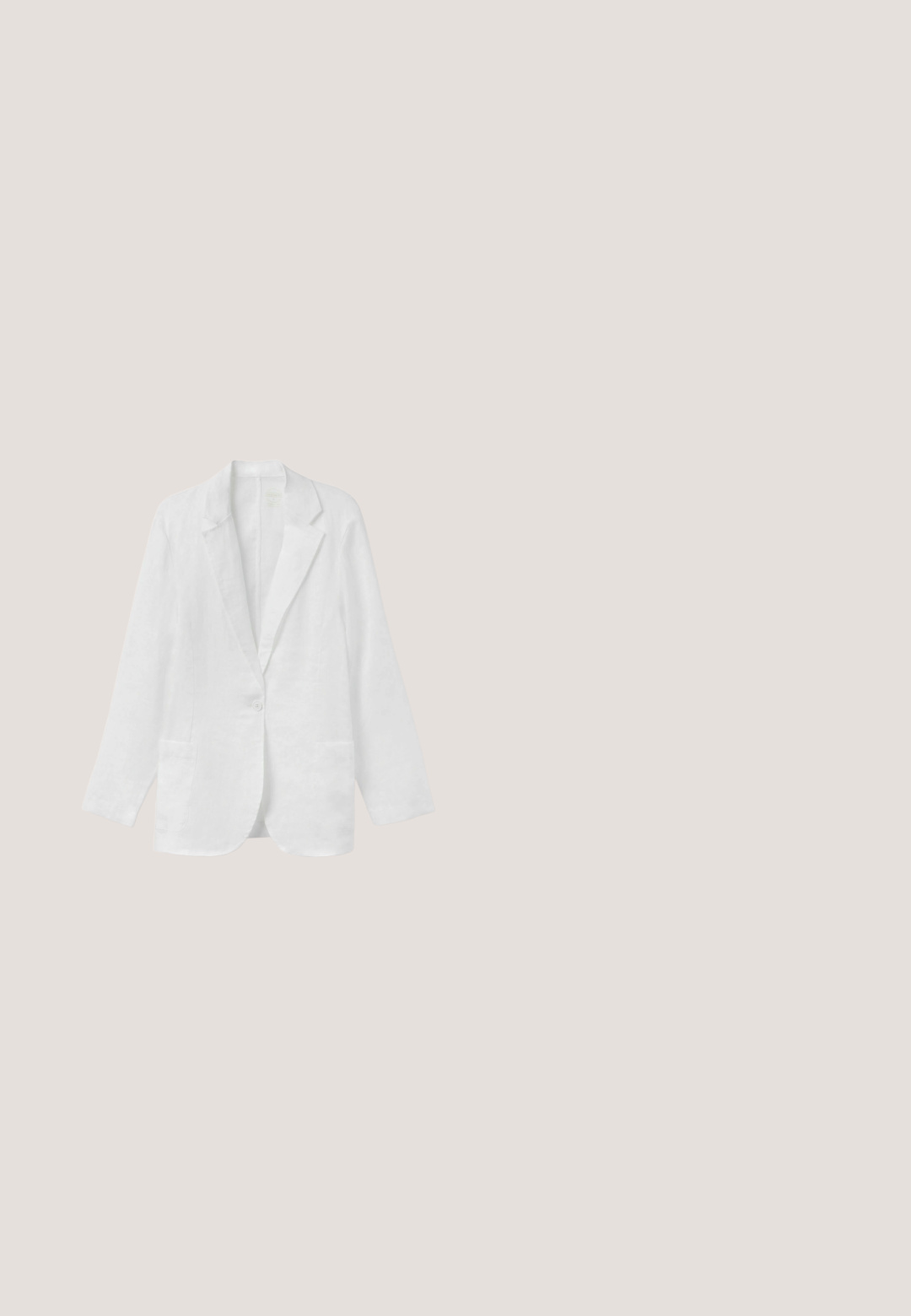Hvid linnedblazer med klapkrave, enkelt knaplukning og to forlommer. Stoffet har en glat tekstur og en afslappet pasform.; Lilla kortærmet knælængde kjole med grønne og pink bladprint, tætsiddende talje og rund halsudskæring.; Røde lakerede flade sko med rund tå, en dekorativ rem med en cirkulær spænde og en glat, blank overflade.; Solbriller med en guldfarvet metalramme, grønne linser, rektangulær form og klare plastnæsepuder. Tynde, slanke stel med minimalt design.; Lille håndtaske med lodrette pink og grønne striber, buet håndtag og sort "marimekko" tekst på forsiden.; Guldfjerpendant halskæde med en perleaccent, der har detaljeret udsmykning på fjeret og en fin guld kæde.