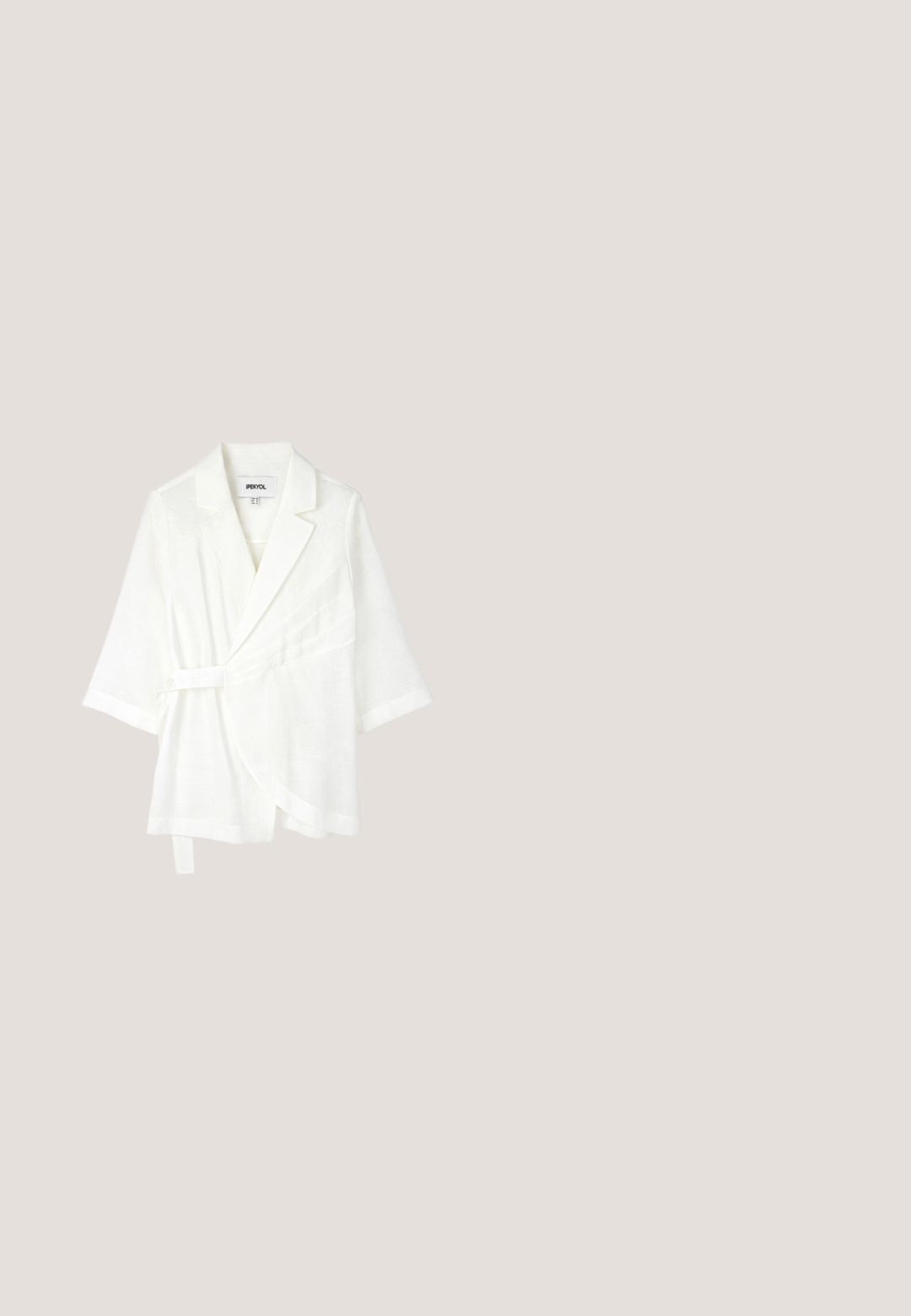 Witte linnen blazer met een wikkelontwerp, korte mouwen en een zelfstrikriem. Heeft een geknopt kraag en subtiele plooidetails.; Mouwloze lichtroze top met ronde hals en rechte zoom, gemaakt van een gladde, lichtgewicht stof.; Felroze badstofshorts met elastische tailleband en koordsluiting aan de voorkant, ontworpen voor casual of sportief gebruik.; Zwarte gepatineerde leren sandalen met twee verstelbare banden, kurken voetbed en rubberen zool, met een gladde textuur en een minimalistisch ontwerp.; Zwarte omhullende zonnebril met donkere glazen en licht gebogen rechthoekige monturen, weergegeven tegen een witte achtergrond.; Kleine beige geweven schoudertas met lange verstelbare band en kleurrijke sleutelhangerbedels aan de zijkant.