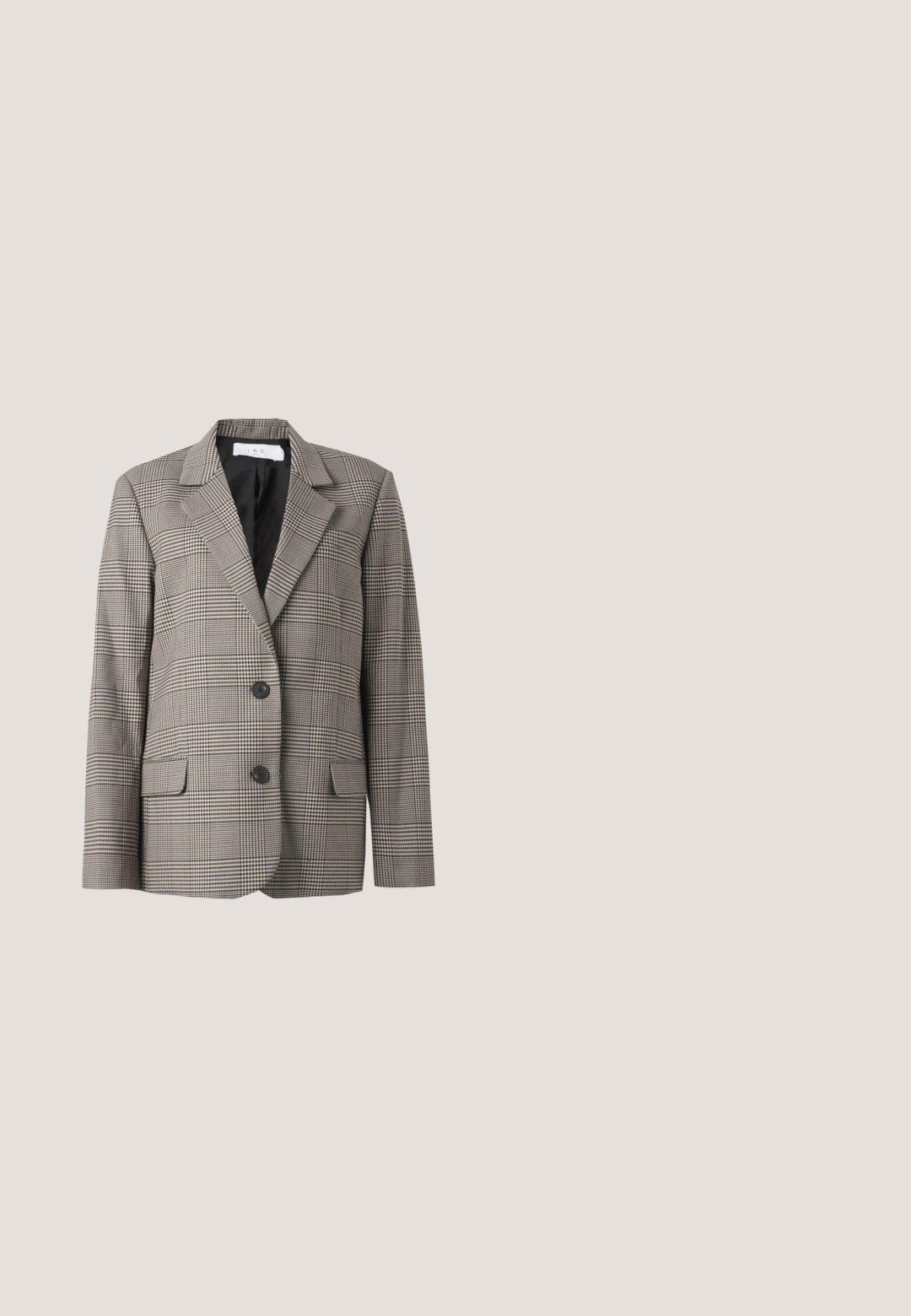 Grå og sort ternet blazer med slidser på reverset, to forreste knapper, klaplommer og sort foring.; Hvid bluse lavet af lace-lignende stof med en klassisk krave, lange ærmer med scalloped manchetter og en knaplukning foran med dekorative detaljer.; Højtaljede viddebukser i tan med plisser og en tætsiddende talje, vist på en flad, lysegrå baggrund.; Mørkebrun læder mule med åben tå, lav buet hæl og slip-on design mod hvid baggrund.; Brun læderindlagt tote-bag med vertikal ribbet tekstur og to håndtag, der står oprejst mod en ensfarvet hvid baggrund.; Guldringeøreringe med en glat, buet form og poleret overflade. Udstyret med en lukkeanordning og lette fordybninger for detaljer.
