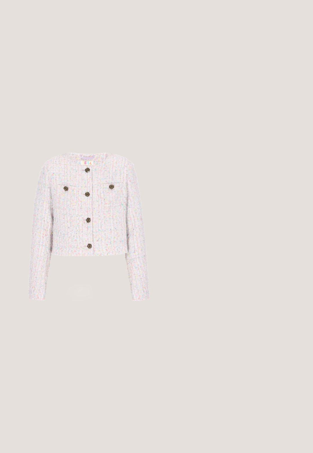 Pastelkleurig meerkleurig tweed cropped jasje met lange mouwen en zes decoratieve knopen in bloemvorm aan de voorkant en op de zakken.; Geel jurkje met vierkante halslijn, dunne schouderbandjes, aansluitend lijfje en een uitlopende, geraffineerde rok. Gemaakt van luchtige stof.; Crème kleurige slingback hak met spitse neus, dunne voorkantstrap en een juwelen enkelband op witte achtergrond.; Paarse zonnebril met een rond ontwerp, voorzien van gradientlenzen. Geaccentueerd met kleurrijke kristallen op de pootjes. Transparant montuur.; Kleine gele gestructureerde handtas met een hartvormige strassluiting en een zilveren kettingband op een witte achtergrond.; Geknoopte bloemenoorbellen in roze en paarse tinten, met goudkleurige accenten, pailletten en een textuurontwerp met gelaagde bloemblaadjes.