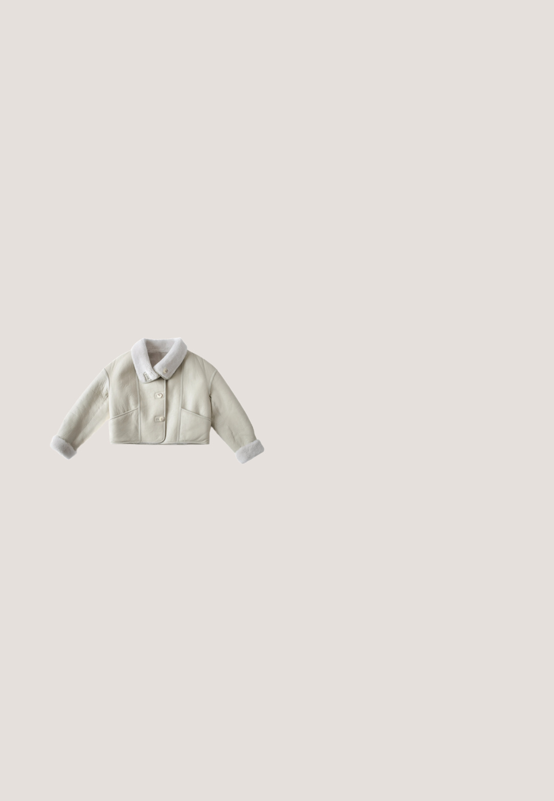 Kort beige shearling-jakke med bred krave, knaplukning foran, to lommer og pelsforede manchetter på lange ærmer.; Beige langærmet polo-shirt med krave, tre knaplukninger og et lille broderet logo på venstre bryst. Materiale i bomuldsblanding.; Blå denim flare jeans med en mid-rise talje, har stikninger, to frontlommer og en baglomme.; Brun low-top sneaker med ruskind detaljer, beige mønstrede tekstilsider med logo, beige polstret krave og gummisål.; Røde plastikbue solbriller med katteøjeform, gradient brune linser og mønstret lilla accent på stængerne. Brandlogo på siden.; Brun læderhåndtaske med to håndtag, guldring og kvastdekoration samt lille brandet metal-logo foran i midten.