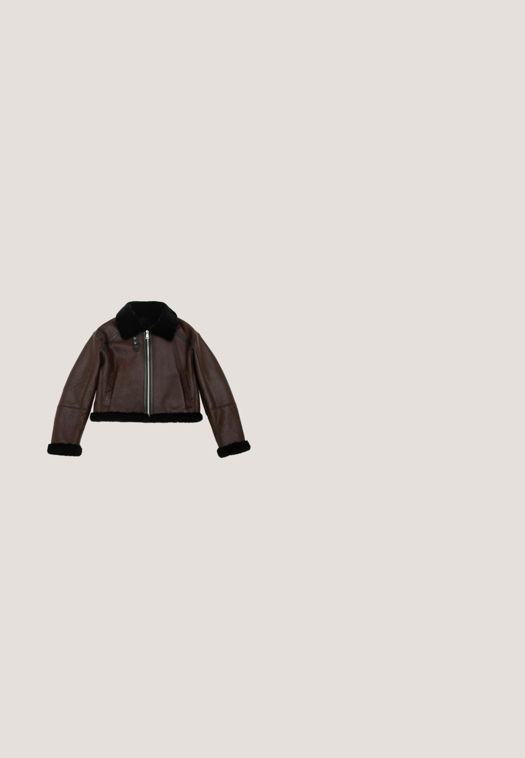 Mørkebrun læderjakke med sort shearling-krave, manchetter og kant, med sølvspænder på bagsidens sider.; Mørkebrunt, åben foran, langærmet, blødt cardigan med løs pasform og afrundet kant vist på hvid baggrund.; Langærmet mørkebrun t-shirt med rund hals, enkel og ensfarvet uden synlige mønstre eller logoer.; Mørkeblå denim bukser med flared ben, fem lommer, kobbernitter og kontrastsyet. Glat tekstur med en lige, afslappet pasform.; Brune ruskind ankelstøvle med en blød, tekstureret krave. Har en tyk, rillede platformssål og forstærkede syninger langs sømmene.; Mørkebrun læderhåndtaske med to håndtag, en central spænde rem og guldfarvede metaldetaljer.