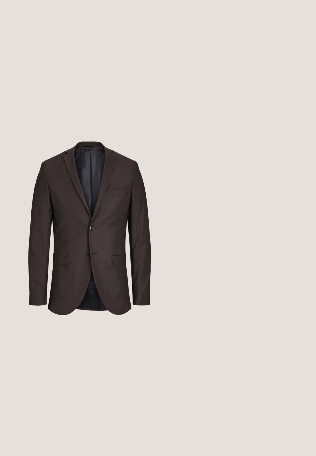 Herrebrun blazer med enkelt knapdesign, to-knap lukning, notchkrafter og en brystlomme med glat stof og indersætning.; Langærmet, mørk bordeaux skjorte lavet af glat bomuld, med klassisk krave og sorte knapper ned foran.; Grå plisserede bukser lavet af glat stof, med lige ben-design, en enkelt knaplukning og skrå sidelommer.; Brun oxford-sko i læder med en rundet snude, snørelukning og en diskret sømdetalje på siden. Flad sort sål.; Stribet slips i nuancer af brun, beige og marineblå. Fremstillet af glat stof med spidst afslutning og tydeligt horisontalt mønster.; Brunt tekstureret læderbælte med en sølv rektangulær spænde graveret med "GUESS" på en hvid baggrund.