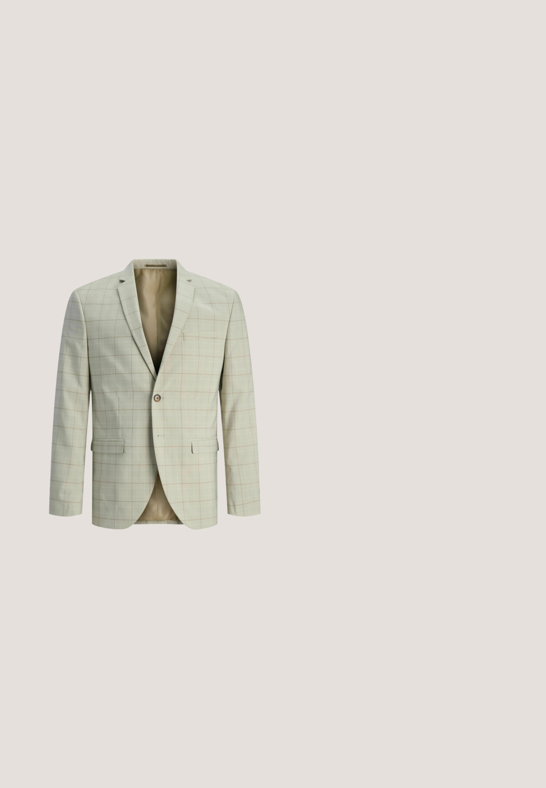 Lyse beige blazer med subtilt ternet mønster i bløde farver. Har revers med hak, to frontlommer og lukkes med en enkelt knap.; Langærmet skjorte i lys beige med blåt geometrisk mønster, knap-down krave og frontknapper. Blødt stof med glat tekstur.; Beige bukser lavet af et glat stof, med flad front, knaplukning og lige ben med subtile syningdetaljer.; Brun læder- og stof herresko med snørebånd og sort sål, vist fra siden på hvid baggrund.; Gul og blå slips med et lille geometrisk mønster, lagt fladt på en hvid baggrund.; Brunt læderbælte rullet sammen med et sølvrektangulært spænde og metal mærkat med mærket "Guess" nær spændet på en hvid baggrund.