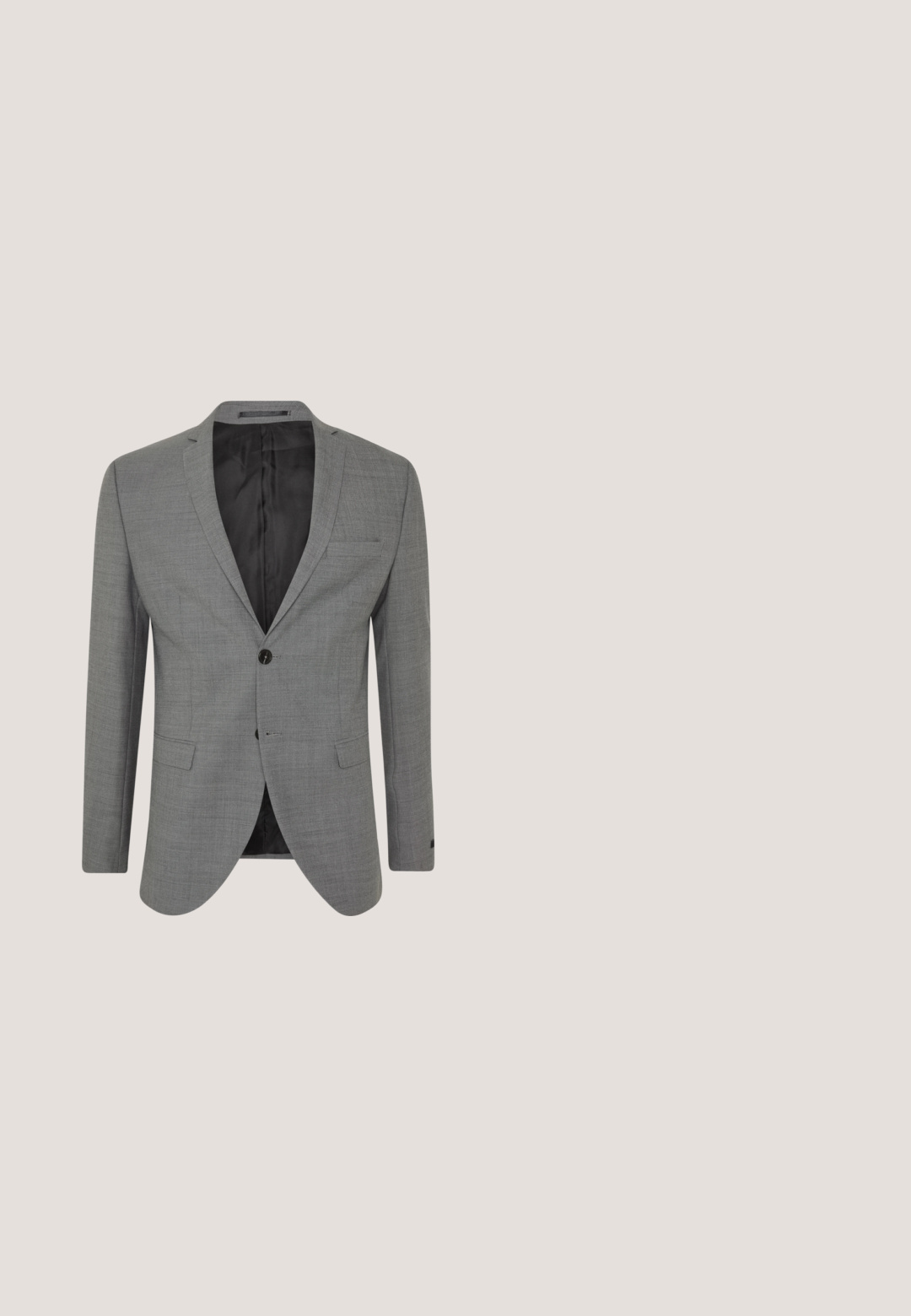 Blazer gris de tela texturizada, cierre de un botón, solapas estrechas y dos bolsillos frontales, con un forro interior negro.; Camisa de vestir de hombre de manga larga con un sutil patrón micro-cuadro en gris claro y botones blancos en la parte delantera.; Pantalones grises ajustados hechos de tela tejida, con un frente plano, dos bolsillos laterales, una cinturilla estándar y un cierre de botón.; Zapato de vestir de hombre de cuero negro con cordones, tacón bajo y acabado pulido liso, mostrado desde el lado exterior.; Corbata tejida gris con un patrón texturizado, que presenta una punta afilada y un diseño enrollado, mostrando un acabado suave y un brillo sutil.; Cinturón de cuero negro con hebilla rectangular plateada, costuras visibles y pequeño logo de metal en el lazo del cinturón, enrollado sobre fondo blanco.