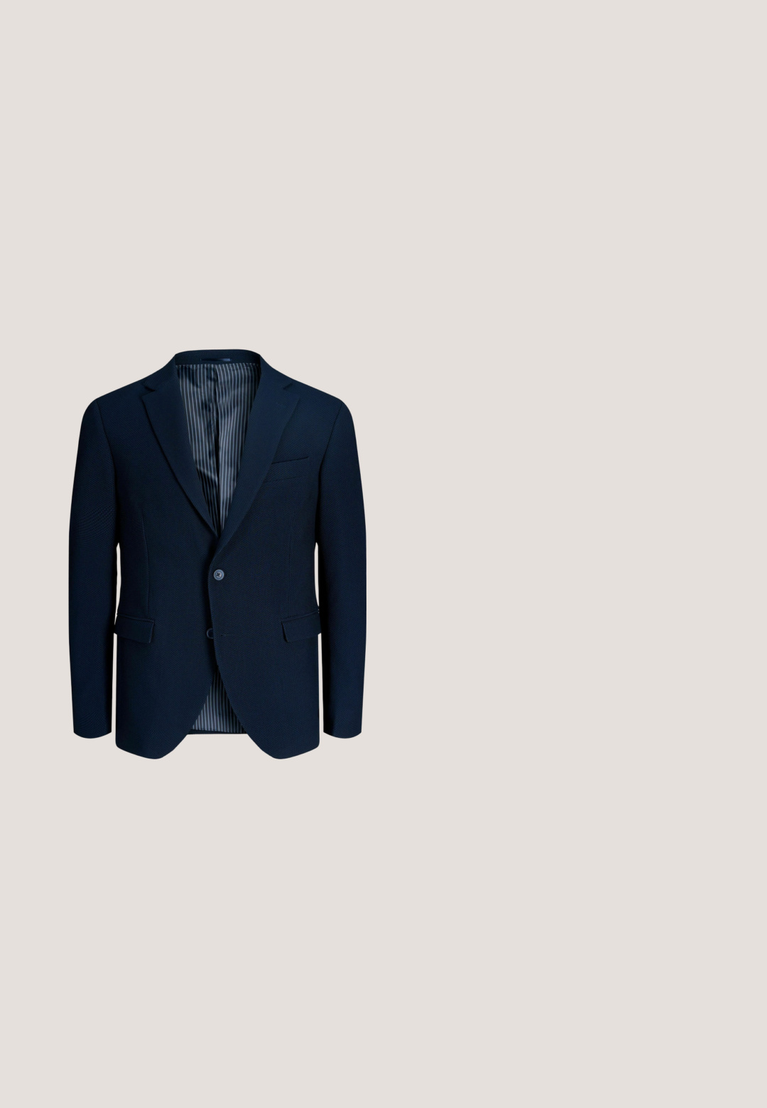 Mørk marineblå herreblazer med to knapper, hakkede revers, klaplommer og en stribet indvendig foer.; Lyseblå og hvidstribet langærmet skjorte med klassisk krave, knaplukning foran og manchetter, lavet af et glat stof.; Beige lige bukser i bomuldsstof med flad front og bæltestropper. Har en enkelt knaplukning og opretstående mansjetter.; Brune læder loafers med rund tå, en dekorativ kvast, syede detaljer og en lav gummisål for ekstra komfort.; Brun lædermappe med to håndtag, frontlynlåslomme og skulderrem, præget med mærket "Howard".; Brun læderbælte med en sølv metalspænde. Stropen har en glat tekstur og en lille blå accent nær spænden.