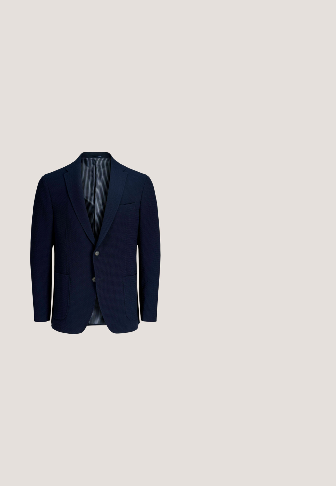 Marineblauwe herenblazer met twee knopen, notch-revers, twee voorzakken, borstzak en gestreepte binnenvoering, getoond op witte achtergrond.; Lichtgrijze gebreide trui met een kabelpatroon, ronde halslijn en geribde manchetten en zoom. Gemaakt van zacht, gestructureerd stof.; GAP STANDARD OXFORD - Overhemd - white; Beige chino's gemaakt van een katoenmengsel, met een recht model, steekzakken aan de voorkant en een knoopsluiting in de taille.; Bruine leren instapschoen met een gladde afwerking, ronde neus, subtiele stikselaccenten en een lage zwarte blokhak.; Opgerolde herenhalsdas met diagonale strepen in donkerblauw, rood en wit op een witte achtergrond.
