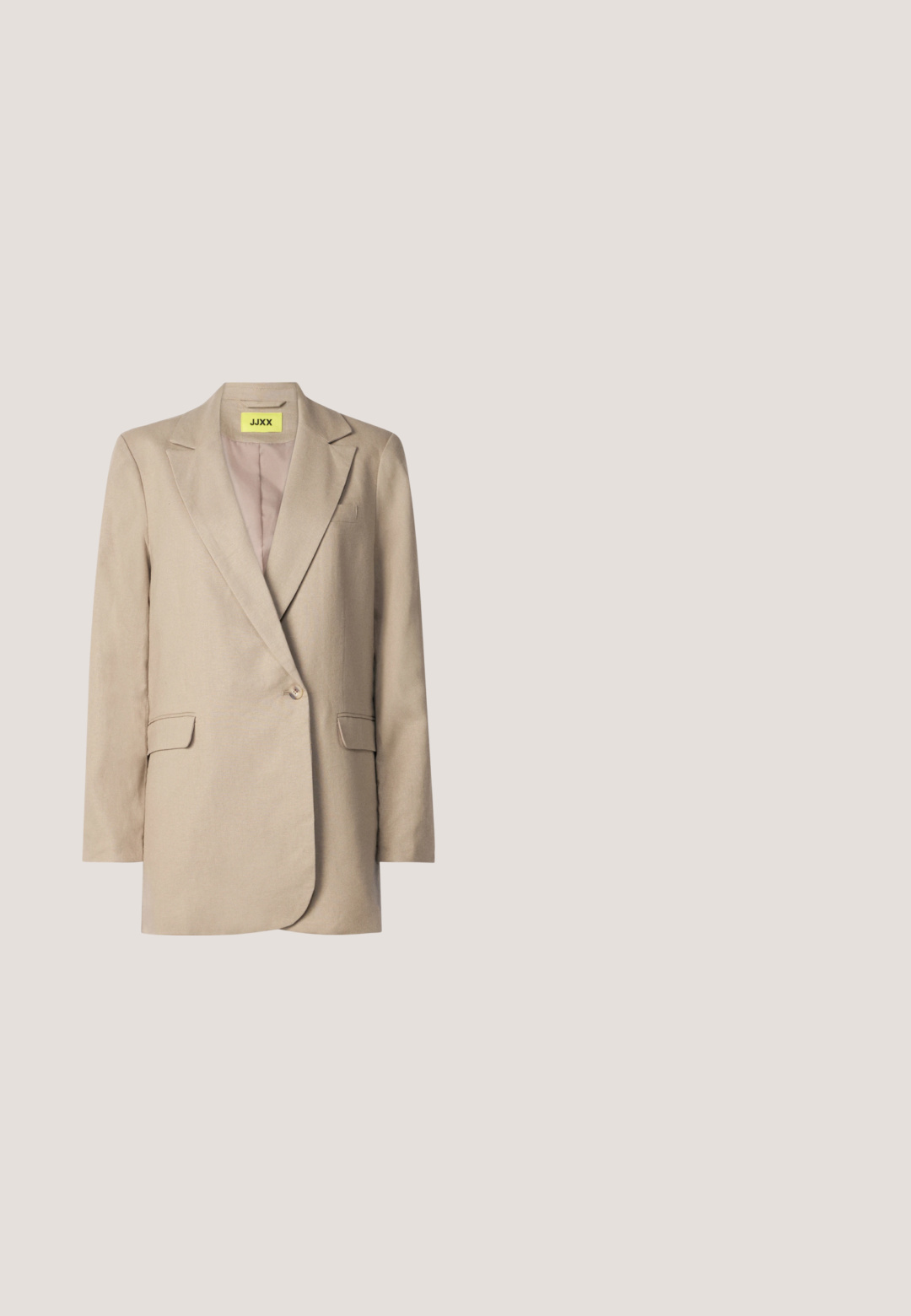 Blazer beige hecho de tejido texturizado, que presenta un solo botón, solapas de muesca, bolsillos delanteros y una etiqueta amarilla brillante en el interior.; Top blanco de manga larga con escote redondeado. Confeccionado en una tela suave y texturizada. Presenta un corte relajado y puños sin costuras.; Pantalones de pierna ancha color crema con pliegue delantero, cinturilla y cierre con un solo botón en la parte superior derecha.; Alpargata tipo cuña beige con puntera cerrada, tira elástica en el talón y suela trenzada de yute.; Pañuelo cuadrado color crema con pequeños lunares azul marino y un borde fino azul marino, con texto "Lauren Ralph Lauren" en la esquina.; Bolsa tejida a rayas en negro y beige, con un diseño holgado, superficie texturizada y un pequeño parche de cuero.