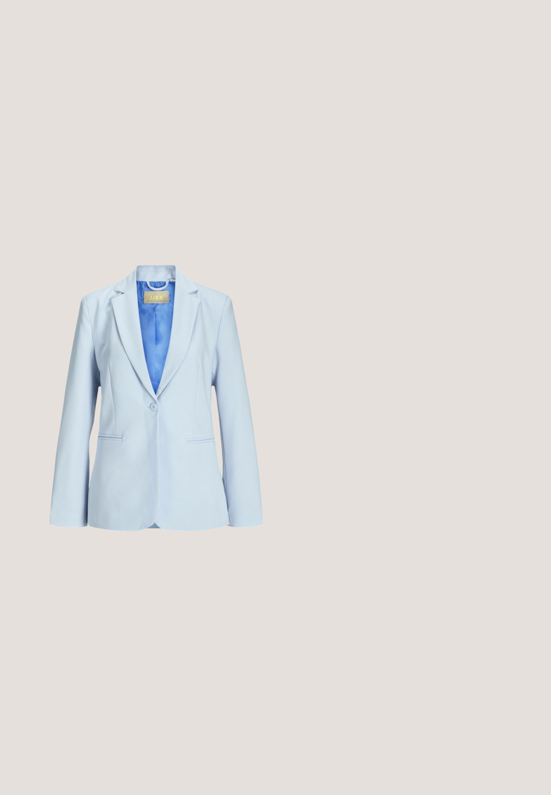 Lichtblauwe blazer met een geknipte revers, sluiting met één knoop, twee voorkruiken en een gladde stof, met een contrasterende binnenvoering.; Lichtblauwe jumpsuit met één schouder, aansluitend lijfje, wijde broekspijpen en plooien aan de voorkant van de pijpen.; Witte satijnen slingback schoen, puntige neus, versierd met zilveren beadings. Heeft een slanke, heldere hak en een gestructureerd, decoratief detail op de bovenkant.; Witte doorschijnende rechthoekige zonnebril met verloopglazen en dunne metalen pootjes, gebrandmerkt Michael Kors op het glas en de poot.; Witte handtas versierd met stoffen rozen, met een gouden ronde handgreep en een gouden kettingriem op een eenvoudige achtergrond.; Cluster van kleine witte parels die een ronde vorm vormen met een gouden rechthoekig hangertje met een decoratieve letter H in het midden.