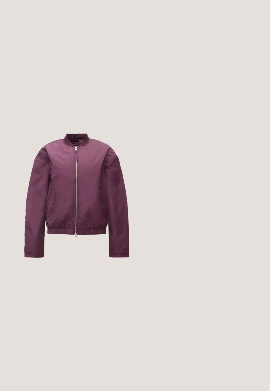 Chaqueta bomber morada con cremallera, con cuello, puños y cintura acanalados, con bolsillos laterales, mostrada sobre un fondo blanco.; Top sin mangas a rayas burdeos y blancas con una tira en el hombro y escote asimétrico, textura de tela acanalada.; Falda de mezclilla azul oscuro con costuras visibles, diseño de cinco bolsillos y cierre de botón en la parte frontal. Corte recto con un dobladillo limpio.; Zapatilla baja burdeos con cordones en la parte delantera y suela de goma marrón sobre un fondo liso gris claro.; Bolso de hombro de cuero marrón oscuro con una forma suave y caída, y un asa con nudo torcido sobre un fondo blanco liso.; Par de pendientes plateados brillantes con diseños abstractos y abiertos en forma de lazo contra un fondo claro y sencillo.