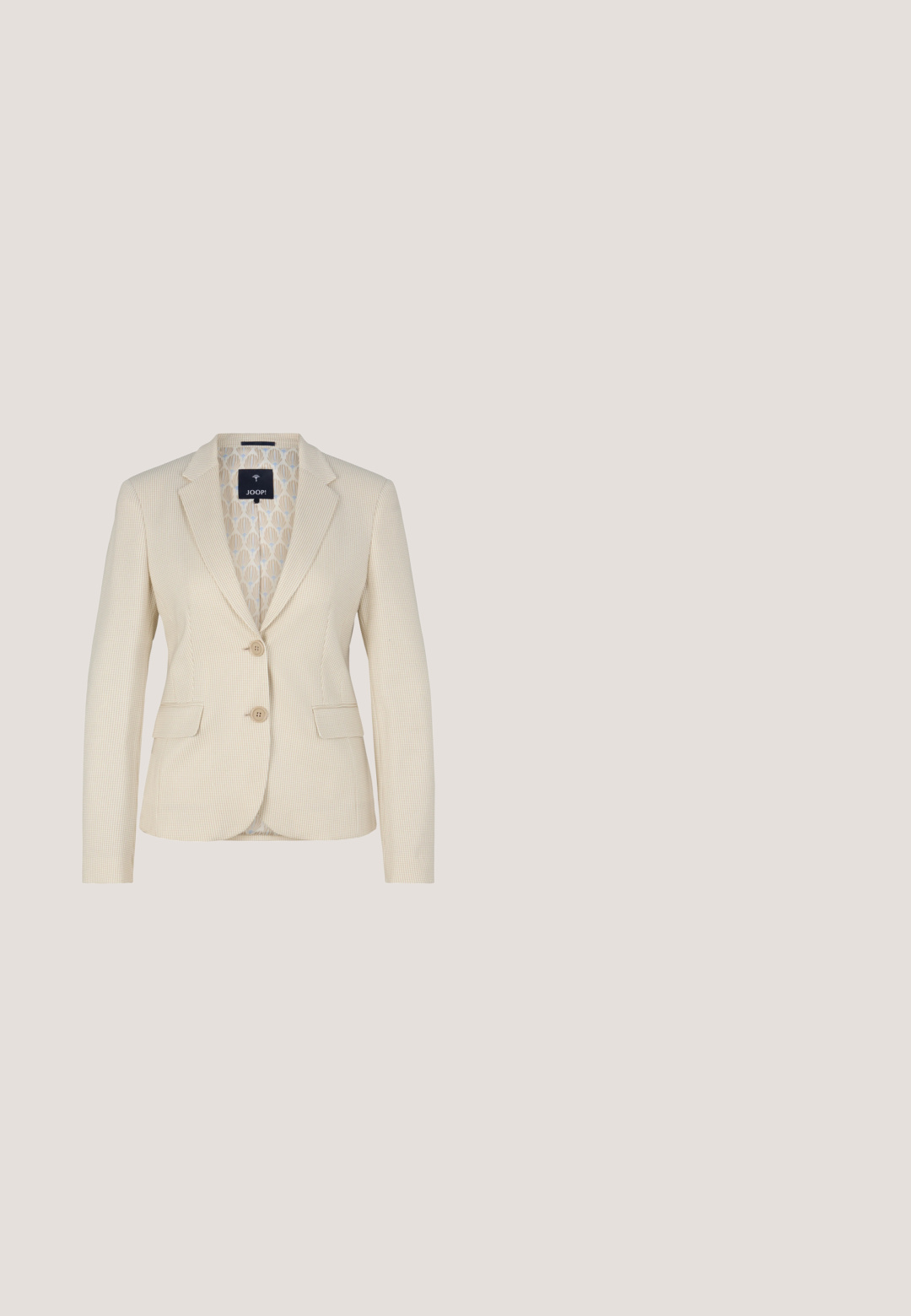 Lichtbeige blazer met een klein geruit patroon, enkele knoopsluiting, gekleurde revers en twee voorzakken. Gevoerd met een patroon aan de binnenzijde.; Crèmekleurige, losvallende top met 3/4 raglanmouwen, boothals en een onopvallende rits aan de achterkant. Glad materiaal met een subtiele glans.; Beige op maat gemaakte broeken met een rechte pijpdesign, voorzien van een zachte textuur en een standaard tailleband. Geen zichtbare zakken of versieringen.; Beige leren slingback hakken met een spitse neus, blokhak en riem met een kleine gouden gesp. Gladde textuur, minimalistisch ontwerp.; Beige lederen handtas met textuur, korte handgreep en afneembare lange riem, zilverkleurige hardware en een klein metalen logo op de voorflap.; Gouden armband met een gladde oppervlakte, ronde sluiting en minimalistisch ontwerp met gegraveerde accenten.
