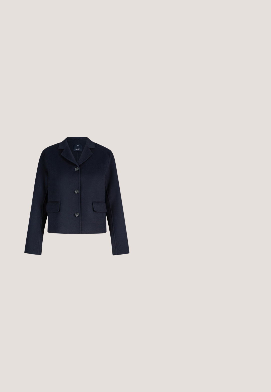 Veste bleu marine foncé, cintrée, avec col à revers, trois boutons devant, deux poches à rabat et manches longues, présentée sur fond blanc.; Chemise bleu marine à manches courtes avec un col haut et une petite fermeture éclair à l'avant descendant depuis l'encolure.; Pantalons ajustés bleu marine avec une coupe droite, dotés d'une fermeture à bouton sur le devant et de détails de plis discrets. Texture de tissu lisse.; Escarpin à talon haut en daim bleu marine avec un bout arrondi et un talon bloc. Texture lisse et coutures minimales le long de la ligne d'orteil.; Sac cabas en cuir noir avec double poignée et accents métalliques dorés, présenté sur fond gris clair.; Boucles d'oreilles créoles en or et bleu marine avec des accents torsadés en or sur un fond blanc, présentées côte à côte.