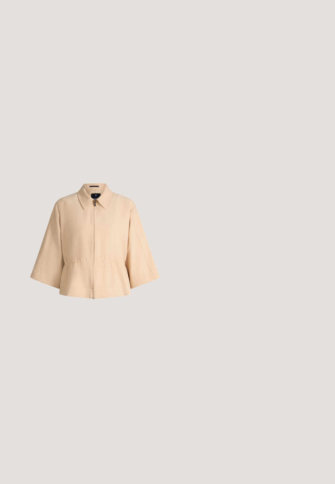 Beige gekürzte Jacke mit weiten Dreiviertelärmeln, spitzem Kragen, Frontreißverschluss und leicht gerafftem Detail in der Taille.; Samtiges, geripptes Strick-Top ohne Ärmel mit Rundhalsausschnitt und kleinem metallischem Bienchen-Detail unterhalb des Halsausschnitts, mit der JOOP!-Marke innen am Kragen.; Beige straight-leg Hosen mit Gürtelschlaufen, vorderem Reißverschluss und maßgeschneiderter Passform.; Beige Leder Slingback-Absätze mit einer spitzen Zehenform, Blockabsatz und einem Riemen mit einer kleinen goldenen Schnalle. Glatte Textur, minimalistisches Design.; Cremafarbene gesteppte Handtasche mit einem einzelnen Griff und goldener Kettenzugverschluss auf schlichtem hellem Hintergrund.; Goldfarbenes, verstellbares Kettenarmband mit kleinen runden Kristallen und einem BOSS-Logo-Anhänger an einem Ende.