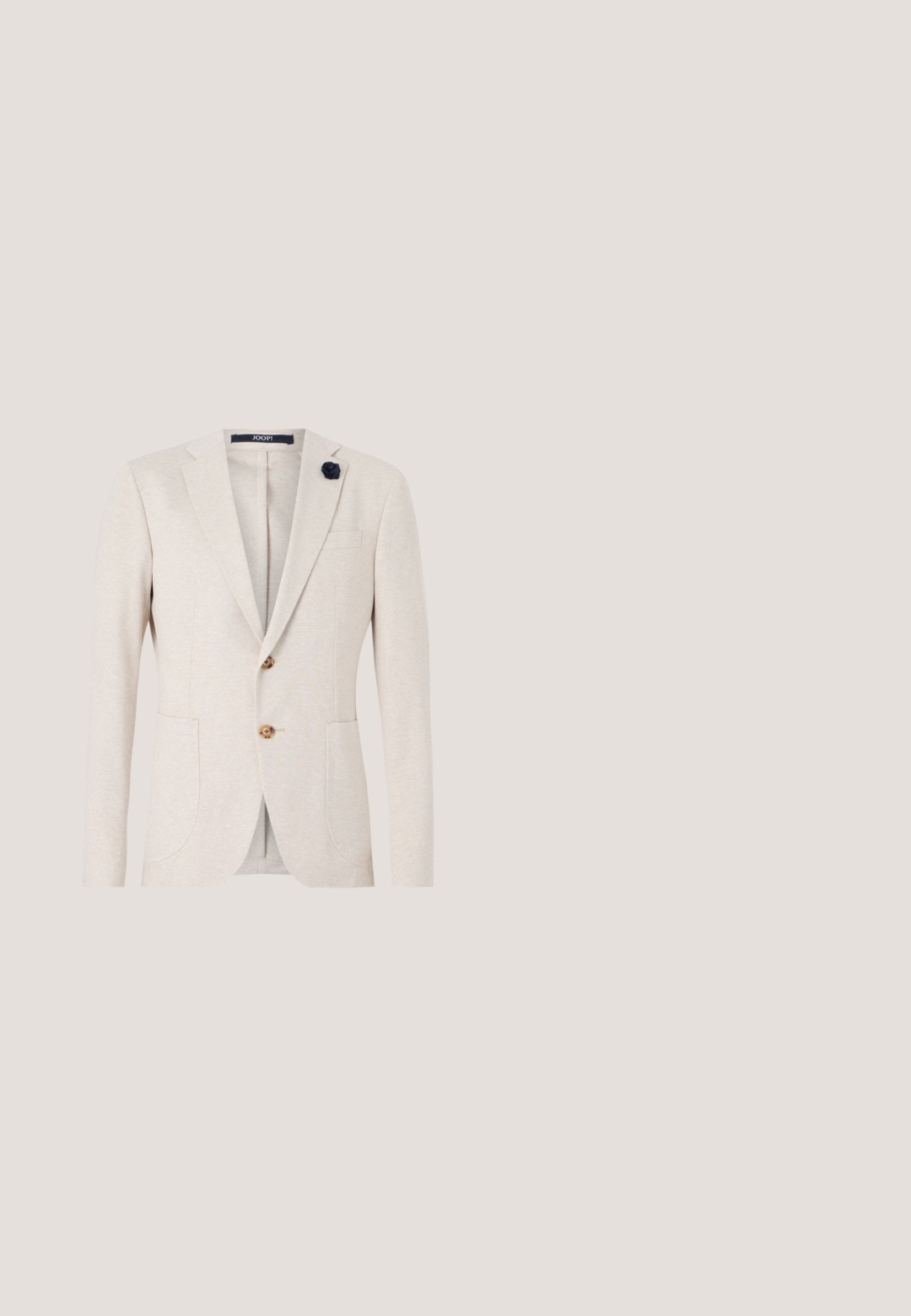Beige blazer med klassisk design, med spidse klapper, to frontlommer og en marinefarvet stofblomst som accent på klappen.; Hvid langærmet skjorte med knapper, lavet af glat stof; har en klassisk krave, lukning med knapper og rundet kant.; Beige bomuldsbukser med lige snit, udstyret med frontknaplukning og bælteløkker. Glat tekstur med minimale accenter.; Brun lædersko med rundet tå, dekorative perforeringer og fem snørrehuller. Glat tekstur med blank finish.; Brun slips med et gentaget geometrisk mønster i lysegrå. Stoffet ser glat ud med en smal, spids ende. Klassisk design.; Lysebrunt læderbælte rullet sammen med spændende sølvfarvet rektangulært metalspænde på hvid baggrund.
