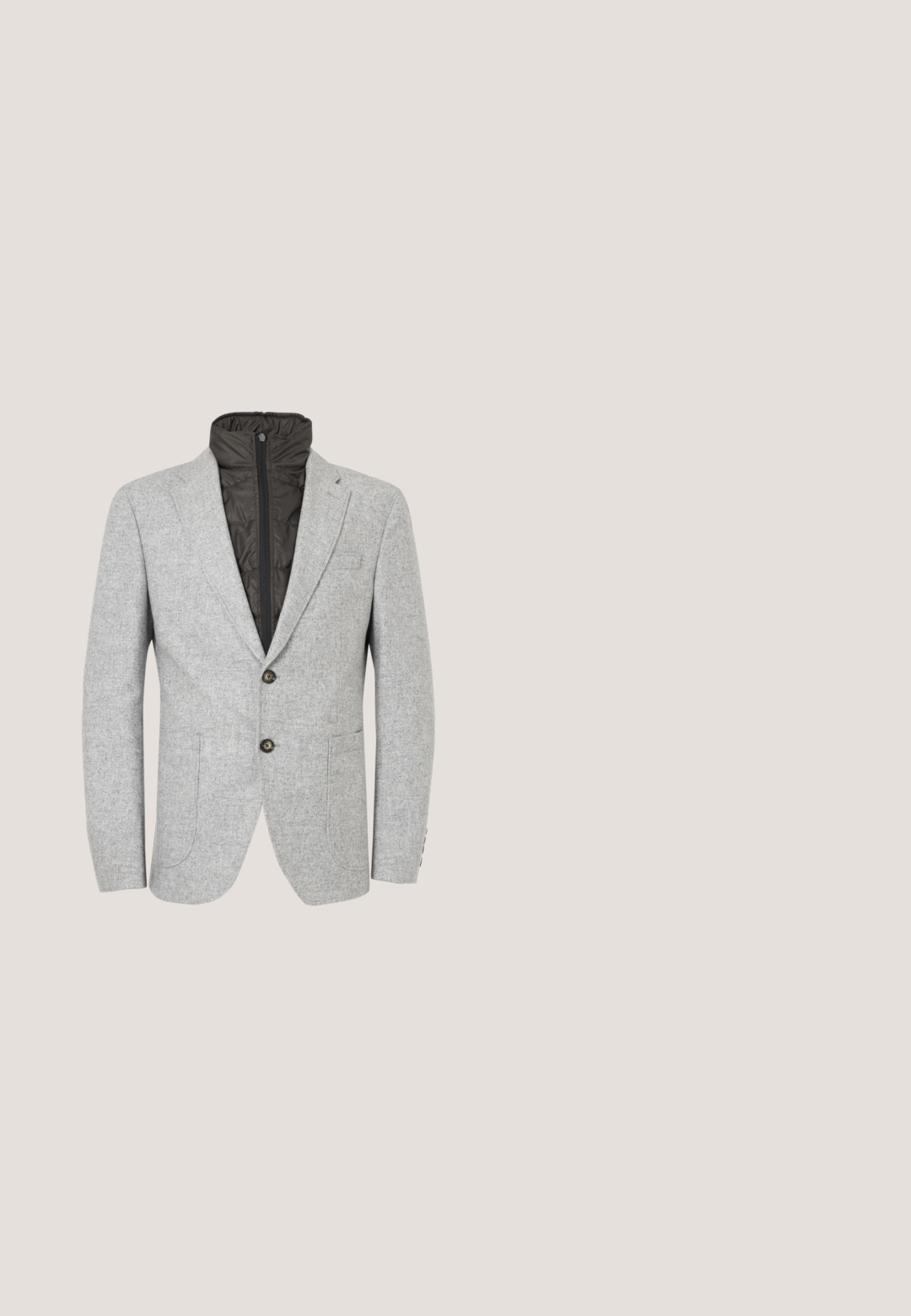 Blazer gris avec une finition texturée, doté d'une doublure intérieure matelassée noire zippée, de deux poches avant et de deux boutons foncés sur le devant.; Chemise noire à boutons, avec texture en losanges, manches longues et col standard. Présente des boutons à l'avant et un dos uni sans ornements.; Pantalon décontracté noir avec taille élastique et cordon, coupe droite et plis à l'avant.; Chaussure en cuir noir à bout arrondi, présentant un design à lacets, une semelle en caoutchouc noire robuste et un petit onglet de talon à l'arrière.; Sac crossbody en cuir noir avec motif de logo en relief, forme rectangulaire, quincaillerie en ton argenté, bandoulière ajustable et fermeture zippée.; Ceinture en cuir noir enroulée avec une boucle en métal noir mat sur fond blanc.