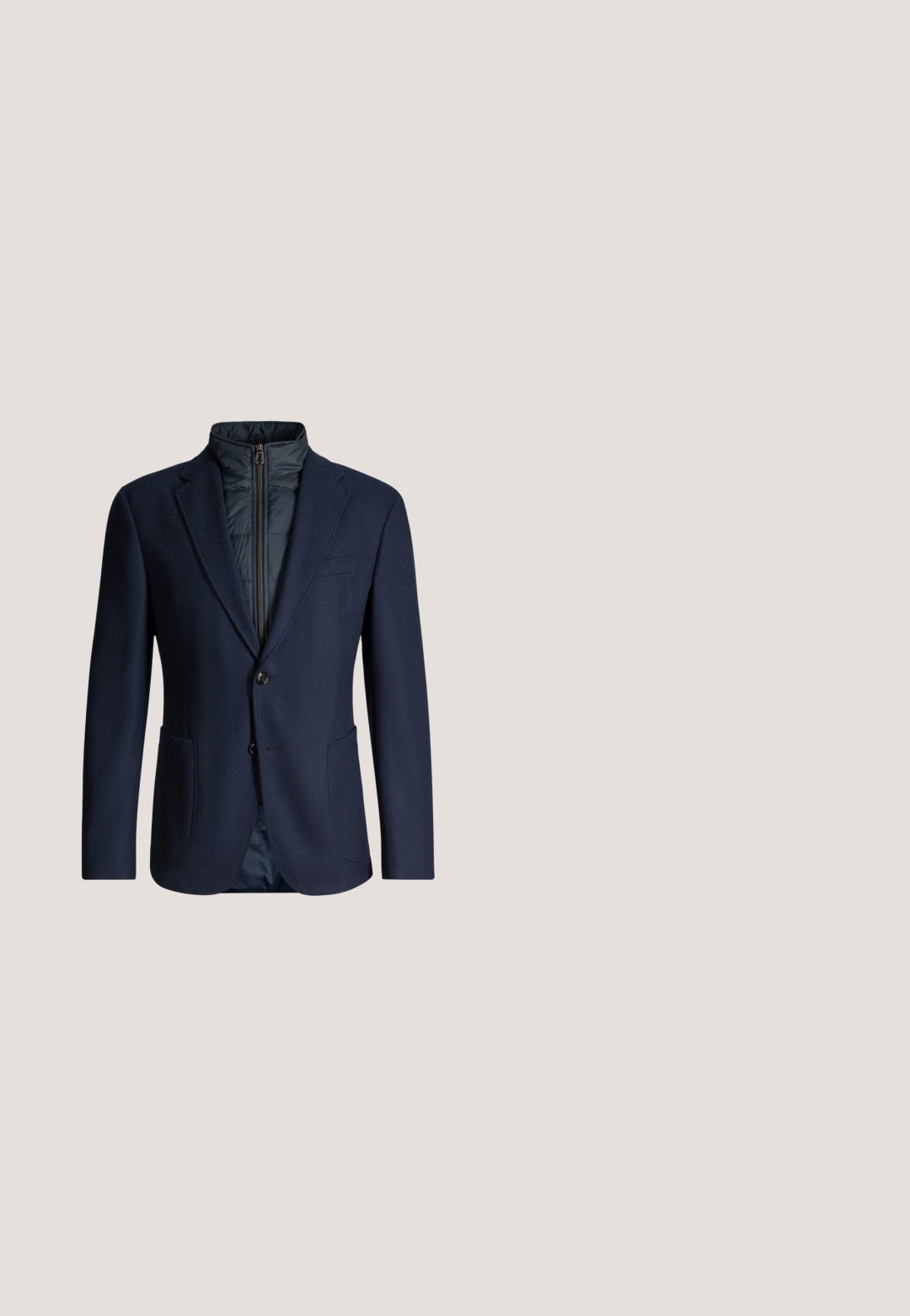 Marineblauwe blazer met twee knopen en een ingebouwd donker doorgestikt vest met rits eronder, getoond op een witte achtergrond.; Zwart poloshirt met korte mouwen, textuurrijke stof, drie zwarte knopen en een kraag.; Marineblauwe slim-fit herenbroek met knoop- en ritssluiting aan de voorkant, riemlussen en minimalistisch ontwerp.; Zwarte leren herenslof met kwastjes, ronde neus, lage hak en trekkoord aan de achterkant, zijaanzicht op lichtgrijze achtergrond.; Zwarte aktetas van getextureerd leer met twee handvatten en een afneembare schouderband, met een zilveren rits en metalen beslag.; Zwarte synthetische riem met een gladde textuur, uitgerust met een rechthoekige zwarte gesp met het reliëf "HUGO" en een accent van rode stiksel.