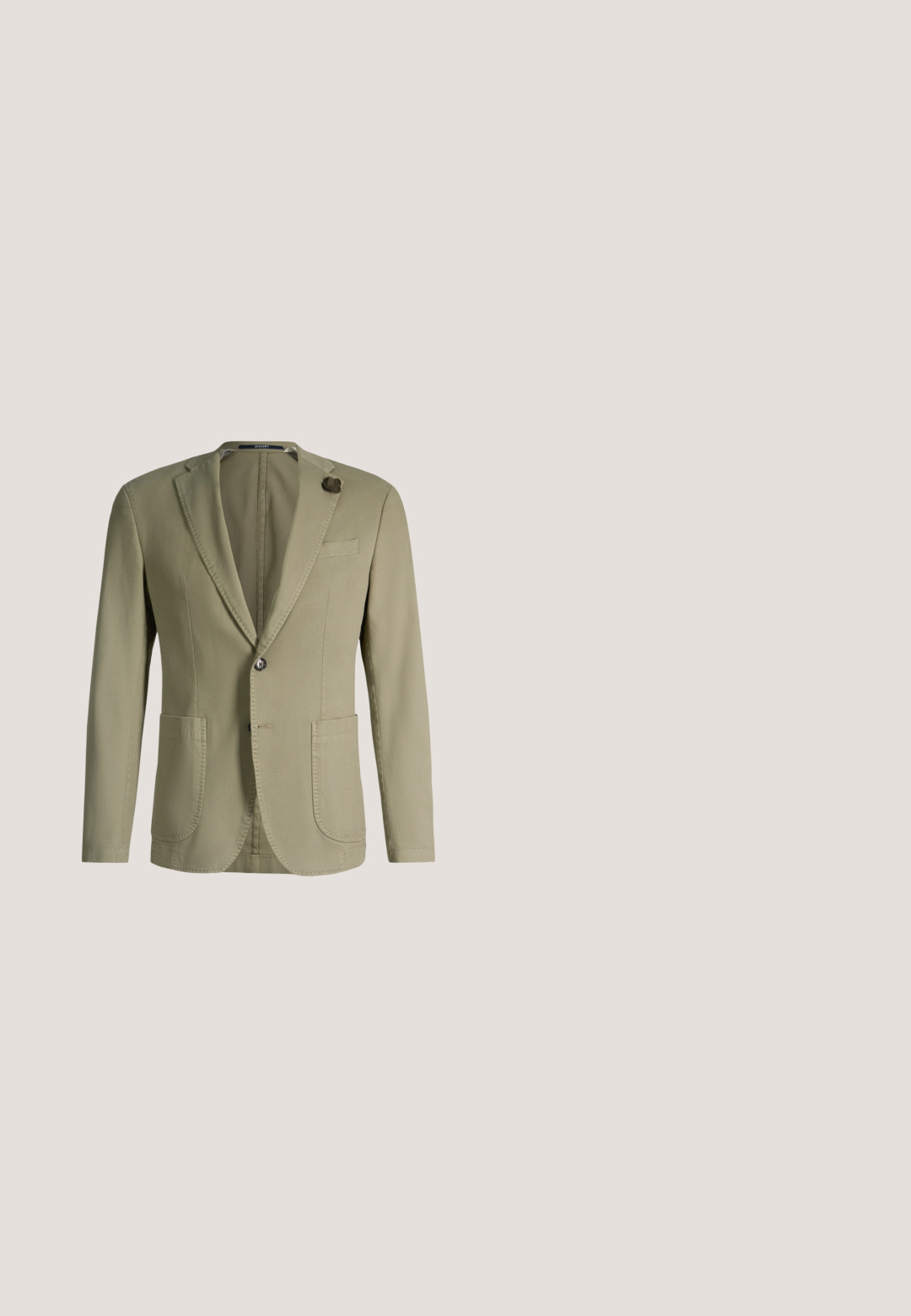 Beige enkelrijjige herenblazer met inkepingrevers, twee voorzakken met klep, één borstzak en twee donkere knopen.; Overhemd met lange mouwen, knopen en verticale beige en witte strepen met een puntige kraag op een effen witte achtergrond.; Beige gepaste broek met rits, enkele knoopsluiting en riemlussen. Soepele stof met een rechte pasvorm en geen zichtbare patronen.; Lichtbruine suède herenslipper met mocassinstiksels en platte rubberen zool, zijaanzicht op witte achtergrond.; Beige stropdas met een ruitpatroon in blauw en oranje. Gemaakt van gladde stof. Heeft een puntige uiteinde en een smal ontwerp.; Bruine gevlochten riem van elastisch materiaal met een zilveren metalen gesp en een suede accent aan het uiteinde van de band. Gestuctureerde afwerking.