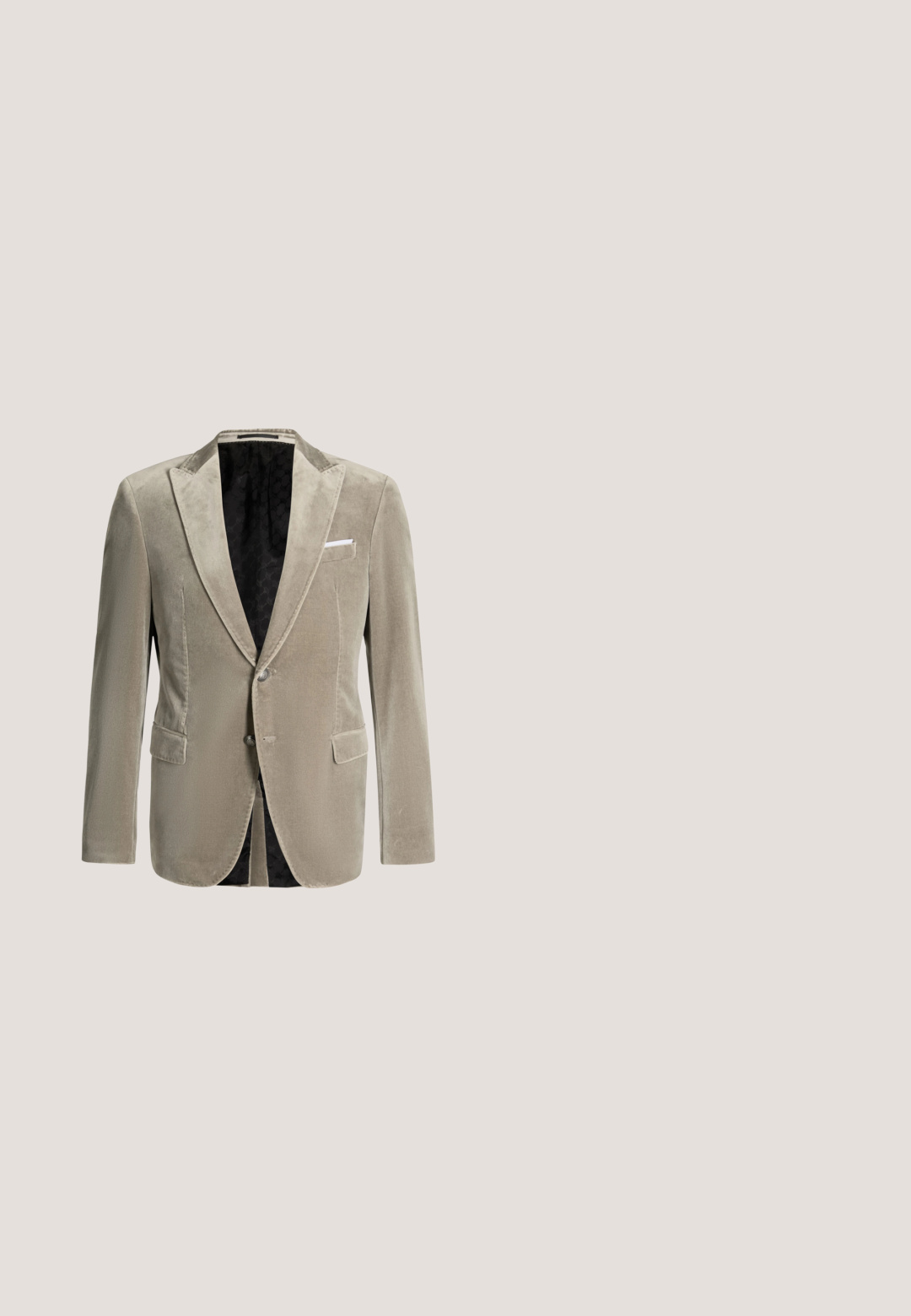 Beige fluwelen blazer met inkepingsrevers, twee knopen, klepzakken en een wit pochet in de borstzak, getoond tegen een witte achtergrond.; Zwarte korte mouwen knoopblouse met verspreide witte en gele madeliefjesprints en een borstzak aan de linkerkant.; Zwarte broek van gladde stof, met rechte pijpen, een knoopsluiting en een klassiek ontwerp dat geschikt is voor zowel formele als casual gelegenheid.; Zwarte leren herenslof met een lage hak, moc-toenaad en een banddetail over de wreef, zijaanzicht op een witte achtergrond.; Zwarte rechthoekige leren crossbodytas met verstelbare riem en zilveren rits op een effen lichte achtergrond.; Opgerolde zwarte glanzende leren riem met een zilveren rechthoekige metalen gesp op een effen lichte achtergrond.