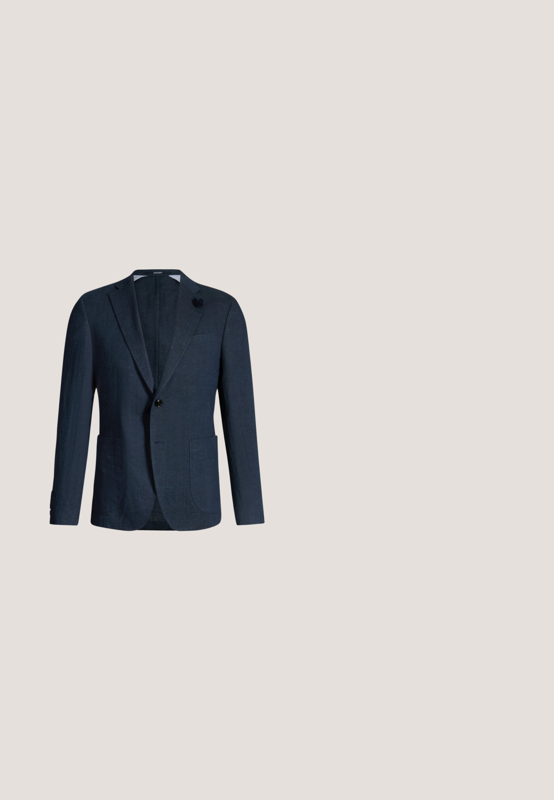 Dunkelblauer Herrenblazer mit einem Knopf, Revers mit Kerbe, aufgesetzten Taschen und einem kleinen Blumenreverspin.; Dunkelblaues Kurzarmhemd mit Kragen und einer einzelnen Brusttasche, vor einem einfarbigen Hintergrund dargestellt.; Helle, beige Leinenhosen mit einem Kordelzugbund, geradem Schnitt, vorderen Taschen und einer glatten Textur. Minimalistisches Design ohne Muster.; Jack & Jones JFWREGENT - Espadrille - navy blazer; Mann in marineblauem Blazer, weißen Shorts und Loafers, der eine große marineblaue Tragetasche mit rotem Streifen und Wappenemblem hält.; Schwarzer gewebter Ledergürtel, aufgerollt mit silberner Metallschnalle und genähtem Lederende auf hellem Hintergrund.