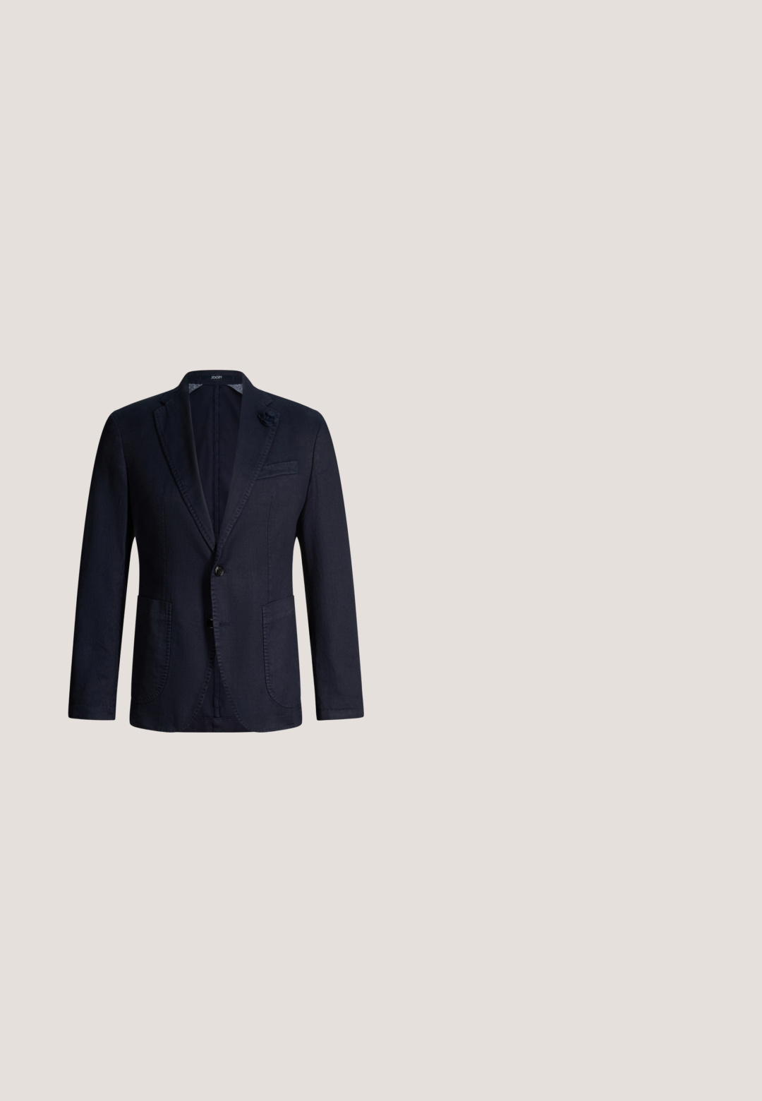 Marineblauwe herenblazer met twee opgestikte voorzakken, een notch-revers, sluiting met twee knopen en een decoratieve bloemspeld op het linker revers.; Lichtblauw overhemd met lange mouwen, gemaakt van een gestructureerde stof. Voorzien van een klein logo op de linkerborst en standaard manchetten.; Op maat gemaakte marineblauwe broeken van lichtgewicht stof, met een vlakke voorkant, enkele knoopsluiting en rechte benen met zijzakken.; Zwarte leren dress shoe met een gladde textuur, spitse neus, zes veterogen vetersluiting en een lage rechthoekige hak. Subtiele merkopdruk aan de zijkant.; Marineblauwe stropdas met een geometrisch patroon in lichter blauw. Gemaakt van een glad weefsel met een puntige onderkant. Meet ongeveer 147 centimeter lang.; Zwarte leren riem met een strakke uitstraling, zilveren metalen gesp en een soepele textuur. Logo detail bij de gesp.