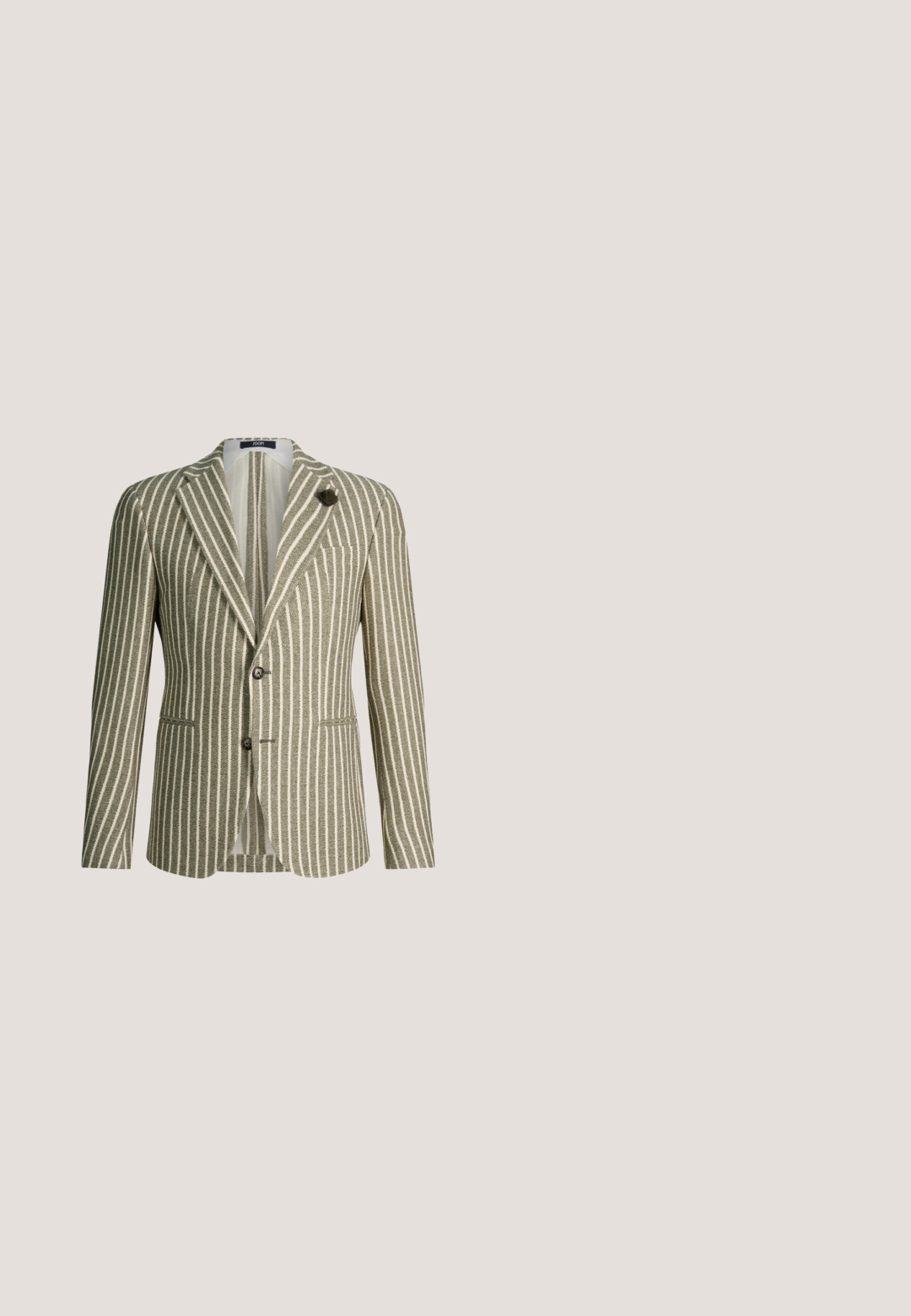 Beiger und weißer Herrenblazer mit vertikalen Streifen, zwei Knöpfen, gekerbtem Revers, zwei Vordertaschen und einer schwarzen Blumenreversnadel.; Weißes Strick-T-Shirt mit kurzen Ärmeln, rundem Halsausschnitt und kleinem schwarzem Lee-Logo-Etikett am unteren Saum.; Hellgraue gerade geschnittene Stoffhose mit Bundfalten, Gürtelschlaufen, Knopfverschluss und Reißverschluss, auf schlichtem Hintergrund präsentiert.; Schwarze Flip-Flops mit strukturierten Riemen, flacher Sohle und gezacktem Rand. Hergestellt aus Gummi mit glatter Oberfläche und minimalistischer Gestaltung.; Quadratische Sonnenbrille mit Schildpattgestell und dunklen getönten Gläsern, die auf einer weißen Oberfläche liegt.; Dunkelbraune Leder-Duffelbag mit Doppelgriffen, verstellbarem Schultergurt und kleinem dreieckigem Markenlogo vorne in der Mitte.