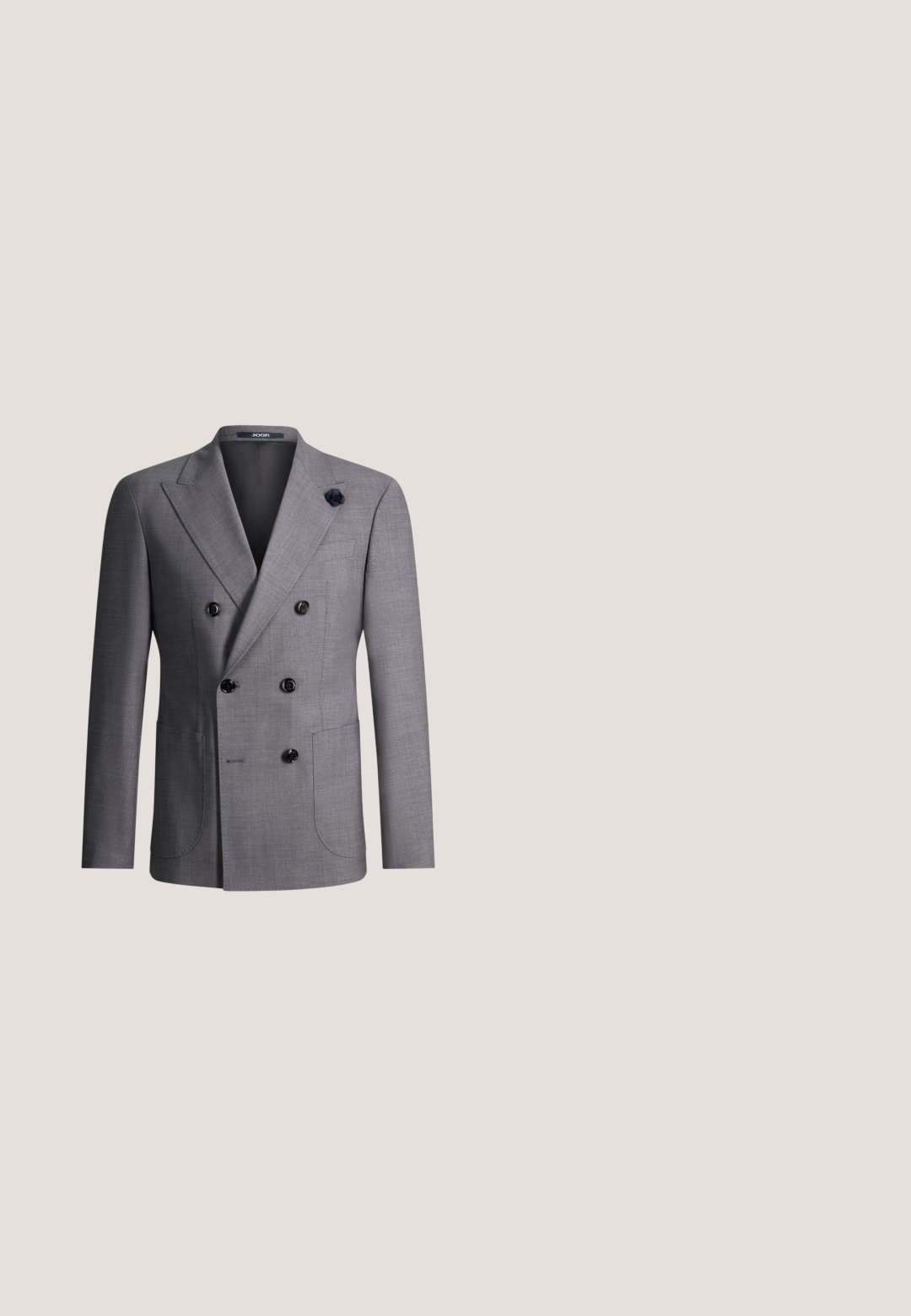 Veste de costume gris croisée à six boutons noirs, revers en pointe, deux poches avant et une épingle bleu marine sur le revers du col gauche.; Chemise habillée pour homme à manches longues, bleu clair, avec de fines rayures blanches et des boutons blancs, boutonnée jusqu'au col classique.; Pantalon pour homme gris clair ajusté avec passants de ceinture, pli devant et fermeture dissimulée, étiquette JOOP! à l’intérieur de la ceinture.; Chaussure habillée en cuir noir avec un orteil arrondi, texture lisse, laçage à six œillets et talon plat avec un léger éclat.; Cravate gris clair avec un motif géométrique subtil en répétition dans une teinte légèrement plus foncée, présentée verticalement sur un fond blanc.; Ceinture en daim gris avec une finition lisse, dotée d'une boucle en métal argenté et d'un logo en relief. La ceinture présente un design épuré et minimaliste.