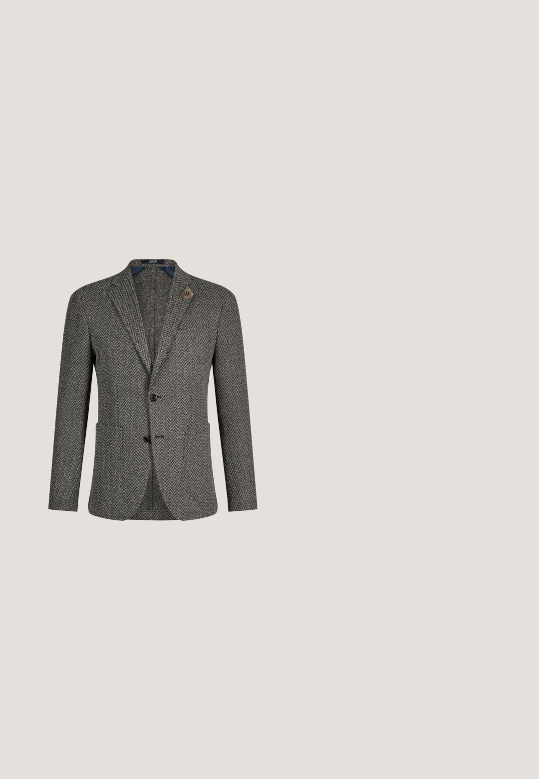 Grijze herenherringbone blazer met twee knopen, ingesneden revers, voorzakken en een kleine stoffen bloemspeld op het linker revers.; Witte langemouw blouse van soepel materiaal, met een klassieke kraag en rechte snit, met een subtiele glans en zonder patronen.; Paarse, gestreepte broek met rechte pijpen, een getailleerd ontwerp en voorzakken. Gemaakt van lichtgewicht stof, met riemlussen en een krijtstreep aan de voorkant.; Bruine leren mocassin met een afgeronde neus, sierlijke kwastjes en een flexibele zwarte rubberen zool. Gladde textuur met gestikte accenten.; Zwarte rechthoekige crossbodytas met gestructureerde voorzak, ritssluitingen, verstelbare band en subtiele logo-opdruk op het gladde bovenste gedeelte.; Zwarte glanzende leren riem met een rechthoekige zilveren gesp, voorzien van rode stikaccents. Soepele textuur en slank ontwerp.