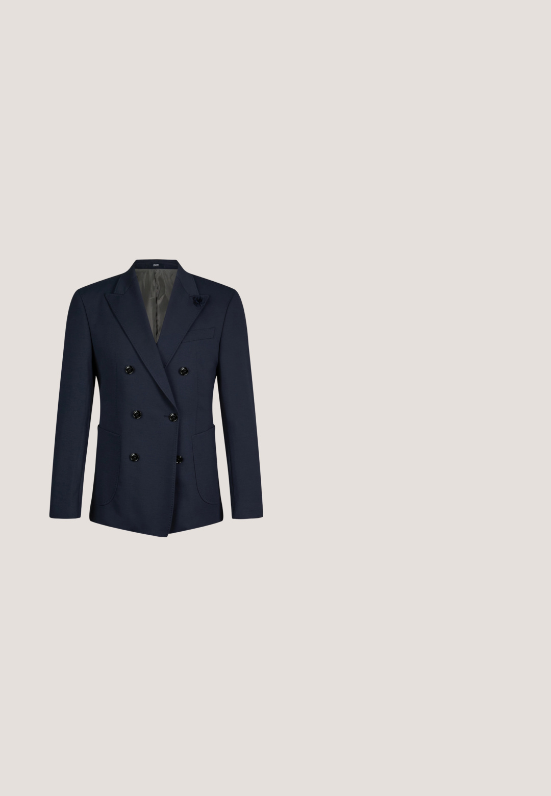 Donkerblauwe dubbelgeknoopte blazer met zes zwarte knopen, notch-revers, twee voorzakken en een klein stoffen bloemetje op het linker revers.; Langsleeve button-up shirt in lichtblauw met een klein geometrisch patroon, met een klassieke kraag en textuur stof.; Marineblauwe katoenen chinos met een slim fit, rechte voorkant en een ritsgulp. Voorzien van zijzakken en een achterzak met een klein merketiket.; Tweekleurige bruine leren herendressschoen met brogue-details en vetersluiting, zijaanzicht op een witte achtergrond.; Marineblauwe stropdas met kleine gele telescoopiconen gelijkmatig verspreid over de stof.; Bruine leer met textuur riem met zilveren rechthoekige metalen gesp, nette opgerold op een witte achtergrond.