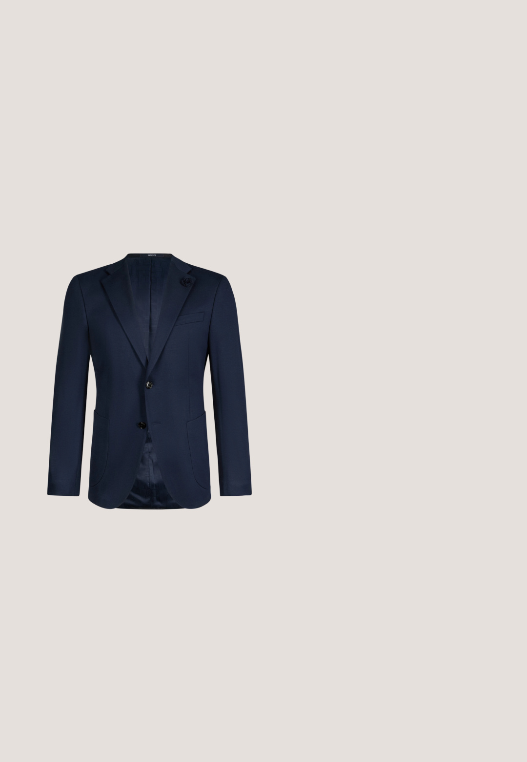 Donkerblauw herenblazer met twee zwarte knopen, een openstaande reverskraag, een borstzak, twee voorzakken en een bloemrijke reversspeld als detail.; Donkerblauw herenoverhemd met lange mouwen, knoopsluiting, puntkraag en knoopmanchetten op een lichtgrijze achtergrond.; Marineblauwe maatwerkbroek met een gladde textuur, slim fit, zijzakken en subtiele stiksels langs de tailleband.; Zwarte leren nette schoen met een gladde afwerking, een spits toe en zes veterogen. Voorzien van subtiele stiksels en een lage hak. Rode accent op de zool.; Marineblauwe zijden sjaal met een paisley-patroon in lichtblauw en wit, met een opvallend "BOSS" logo in wit op een donkere sectie.; Zwarte leren riem met een rechthoekige metalen gesp die een gegraveerd logo heeft en met rode stiksel langs de rand.