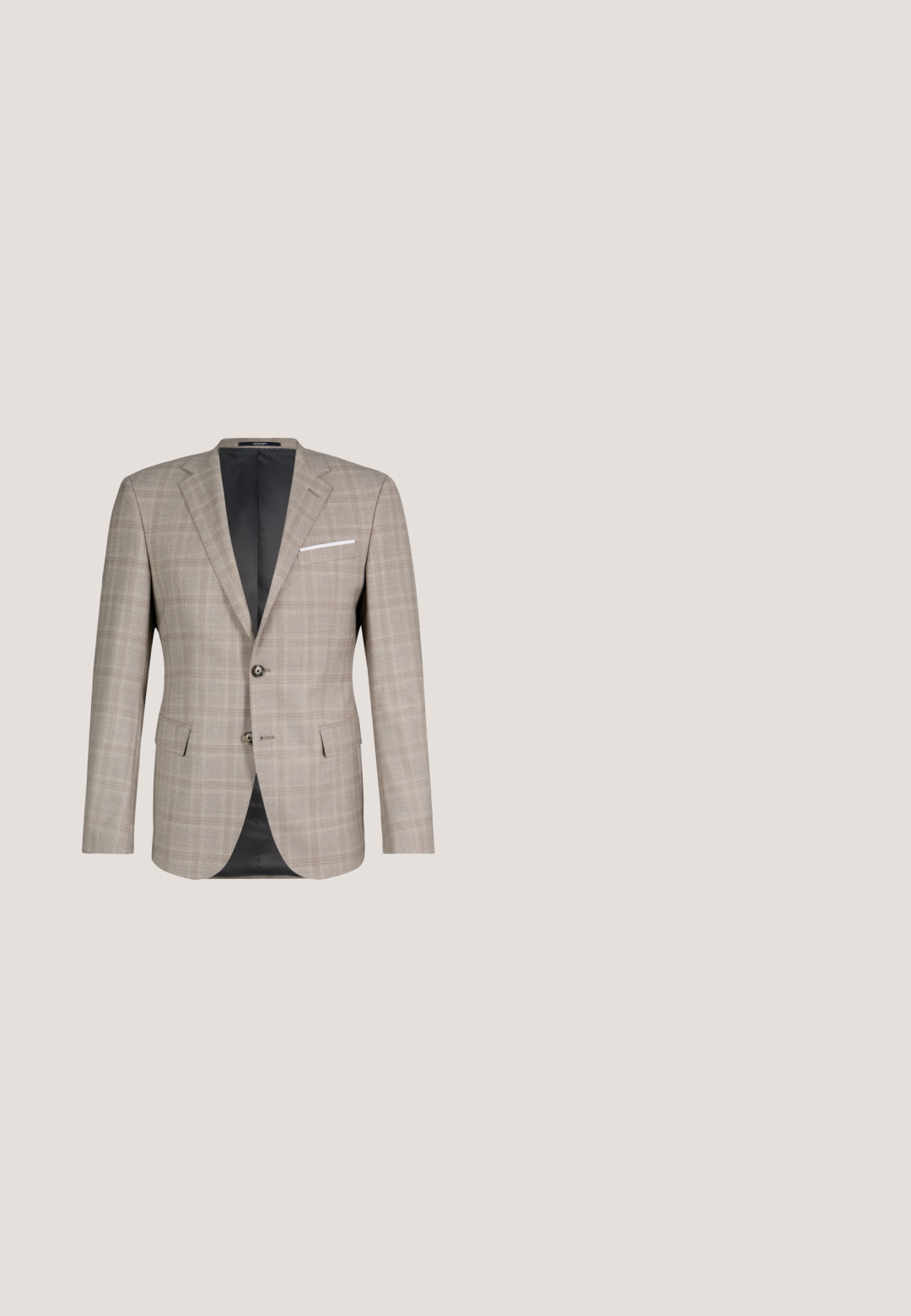 Lichtbruine geruite herenblazer met twee knopen aan de voorkant, klepzakken, notch-rever en zwarte binnenvoering.; Witte lange mouwen shirt gemaakt van gladde stof met een standaard kraag, sluiting met knopen aan de voorkant en een afgeronde zoom. Geen zichtbare patronen of accenten.; Broek in een lichtbeige stof met een geruit patroon in donkerbruin en marineblauw, met een rechtlopende snit en een standaard tailleband.; Bruine leren herenschoenen in brogue-stijl met decoratieve perforaties, zwarte zool en veters, zijaanzicht tegen een witte achtergrond.; Bruine zijde stropdas met een gladde textuur, smalle vorm en puntige uiteinde, weergegeven tegen een effen achtergrond.; Bruine leren riem met een gestructureerde afwerking, metalen zilverkleurige gesp en een eenvoudig ontwerp. De gesp heeft een rechthoekige vorm en merkgravure.