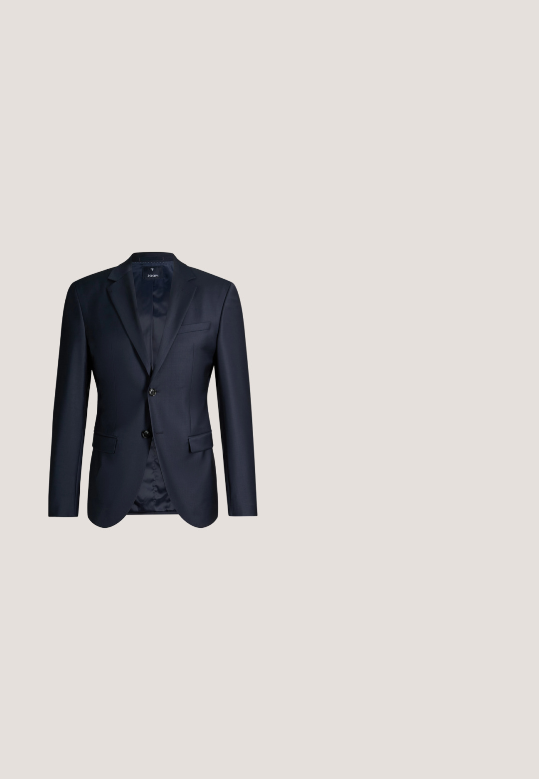 Donkerblauw heren colbert met inkeping revers, twee knopen aan de voorkant, borstzak en twee kleptassen, getoond op een witte achtergrond.; Lichtblauwe blouse met lange mouwen, gemaakt van textuurstof, met een puntkraag en knoopsluiting met glanzende zilveren knopen aan de voorkant.; Marineblauwe broek van gladde stof, met een slim fit, riemlussen en een verborgen ritssluiting. Er zijn geen opvallende patronen of accenten aanwezig.; Leren instapschoen voor heren in zwart suède met een glad leren riemdetail en lage hak, getoond in zijprofiel op een witte achtergrond.; Opgevouwen blauw stoffen zakdoek met geometrisch patroon in het midden en de tekst "BOSS" in wit nabij de onderste rand.; Zwarte leren riem met een matte afwerking, voorzien van een vierkante zwarte metalen gesp en blauw stikseldetail op het bandje.