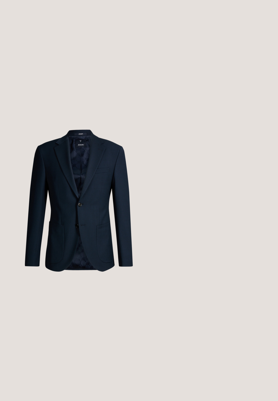 Marineblaues Herrenblazer mit Kerbkragen, zwei Vordertaschen, Ein-Knopf-Verschluss und gebrandetem seidigem Innenfutter.; Himmelblaues Langarmhemd aus Baumwolle mit spitzem Kragen, Frontknöpfen und abgerundetem Saum. Glatte Textur ohne Muster.; Marineblaue, slim fit formelle Hose mit Knopf- und Reißverschluss, Vordertaschen und geradem Bein.; Schwarzer Oxford-Herrenschuh aus Leder mit geschlossenem Schnürsystem, Kappenzehe und niedrigem Blockabsatz vor weißem Hintergrund.; Blaues Seidenkrawatte mit diagonalen Streifen in helleren und dunkleren Blautönen. Enthält ein kleines, gesticktes Blumendesign nahe der Spitze.; Schwarzer Ledergürtel, zusammengerollt, silberne rechteckige Schnalle mit eingraviertem „Karl Lagerfeld Jeans“, auf einfarbig weißem Hintergrund.