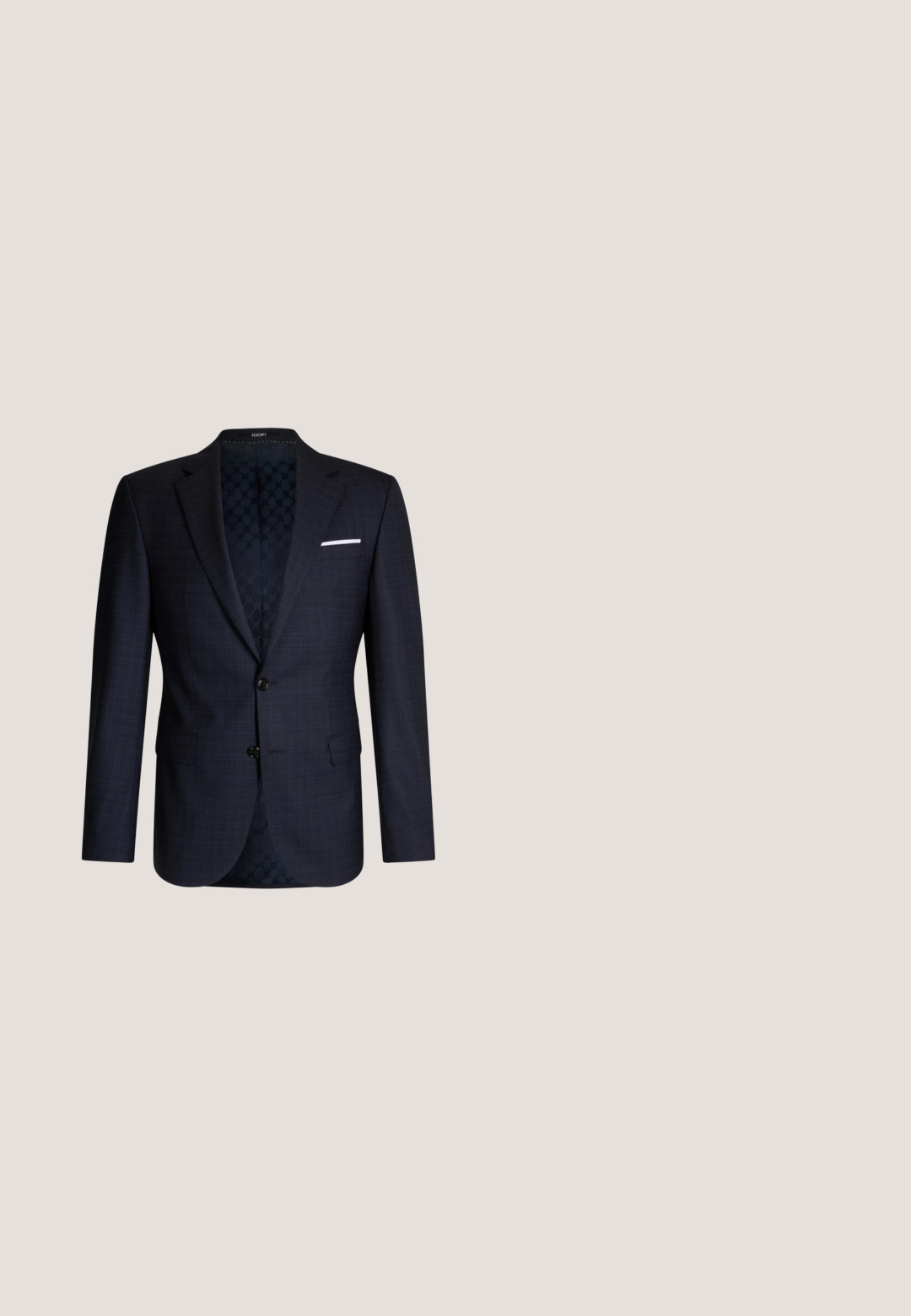 Donkerblauwe op maat gemaakte herenblazer met subtiel ruitpatroon, twee knopen, inkepingrevers, klepzakken en een contrasterend wit pochet.; Marineblauwe langemouwen overhemd met knopen, gemaakt van geweven stof, met een klassieke kraag, rechte snit en een voorste knoopsluiting.; Marineblauwe op maat gemaakte broek met een platte voorkant, zijzakken en een soepele textuur. Ontworpen met een rechte snit en een strakke afwerking.; Zwarte leren nette schoen met een gladde afwerking, ronde neus en een vetersluiting met vijf oogjes, voorzien van subtiele stikdetails.; Zwarte textuurige stropdas met een spitse punt, plat afgebeeld op een witte achtergrond.; Zwarte leren riem met een gladde afwerking. Heeft een zilveren rechthoekige gesp en een lus voor aanpassingen. Eenvoudig en functioneel ontwerp.