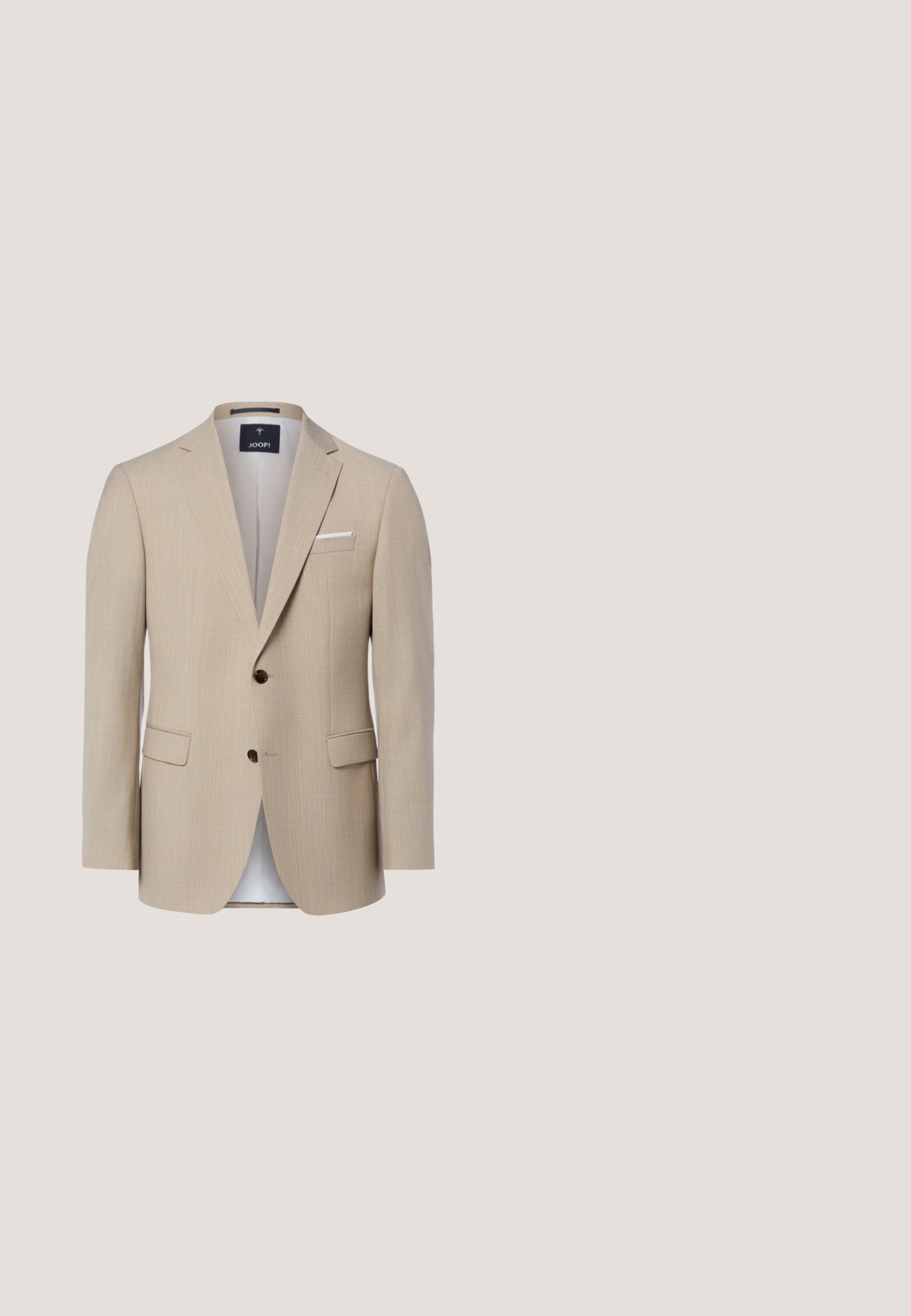 Beige heren colbert met notch revers, twee bruine knopen, twee klepzakken en een wit pochet op een effen achtergrond.; Beige heren-overhemd met lange mouwen, knoopsluiting aan de voorkant en klassieke kraag, gemaakt van lichtgewicht, gestructureerde stof.; Beige gepaste broek met rits, enkele knoopsluiting en riemlussen. Soepele stof met een rechte pasvorm en geen zichtbare patronen.; Bruine suède instappers met gestikte details, zachte textuur, platte rubberen zool en een klein logo nabij de hiel, ontworpen voor comfort.; Bruine rechthoekige leren toilettas met ritssluiting en metalen Aston Martin-logo aan de voorkant.; Beige geweven stoffen riem met lichtbruine lederen accenten en een zilveren metalen gesp, met een klein rechthoekig logo op de leren lus.