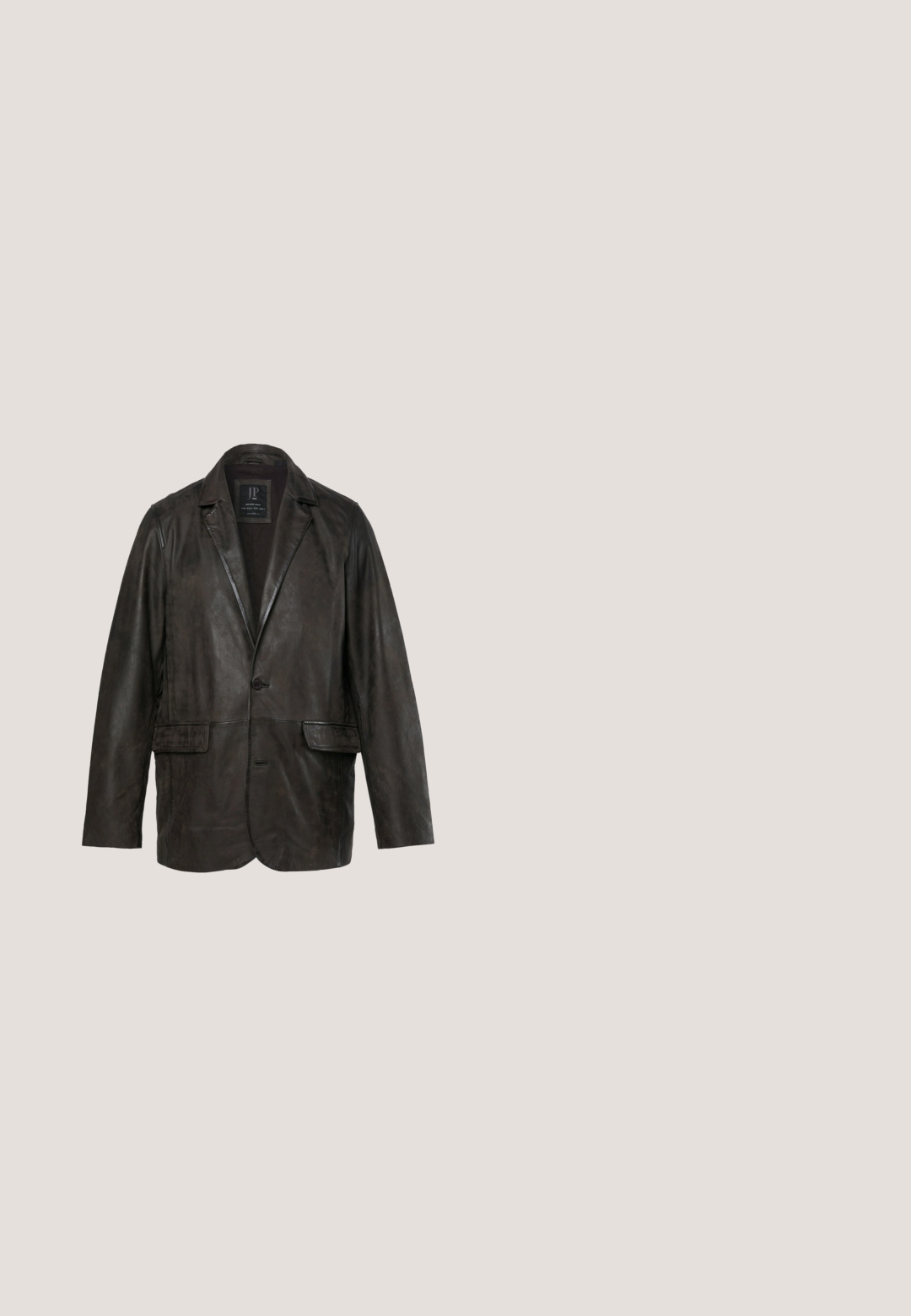 Dunkelbrauner Lederblazer mit Notch-Kragen, Ein-Knopf-Verschluss und Klappentaschen vorne vor einem schlichten weißen Hintergrund.; Denimhemd mit langen Ärmeln, durchgehender Knopfleiste, zwei Brusttaschen und einer dunkelblauen Waschung. Verfügt über einen spitzen Kragen und kontrastierende Nähte.; Dunkelblaue Straight-Leg-Denimjeans mit Fronttaschen und Knopfverschluss, die dezente ausgebleichte Bereiche an Oberschenkeln und Knien aufweisen.; Schwarze Ledersporenstiefel mit spitzem Zeh, hohem Schaft, dekorativer Stickerei und silberner Schnallenhardware am Riemen. Strukturiertes Finish.; Rostfarbenes Stoff mit komplexen weißen Paisleymustern, Schwüngen und floralen Akzenten, mit einer weichen, strukturierten Oberfläche.; Schwarzer Ledergürtel mit einer silbernen ovalen Schnalle, die mit eingeprägten Grafiken und Text dekoriert ist, einschließlich eines Pferdemotivs und des Markennamens.