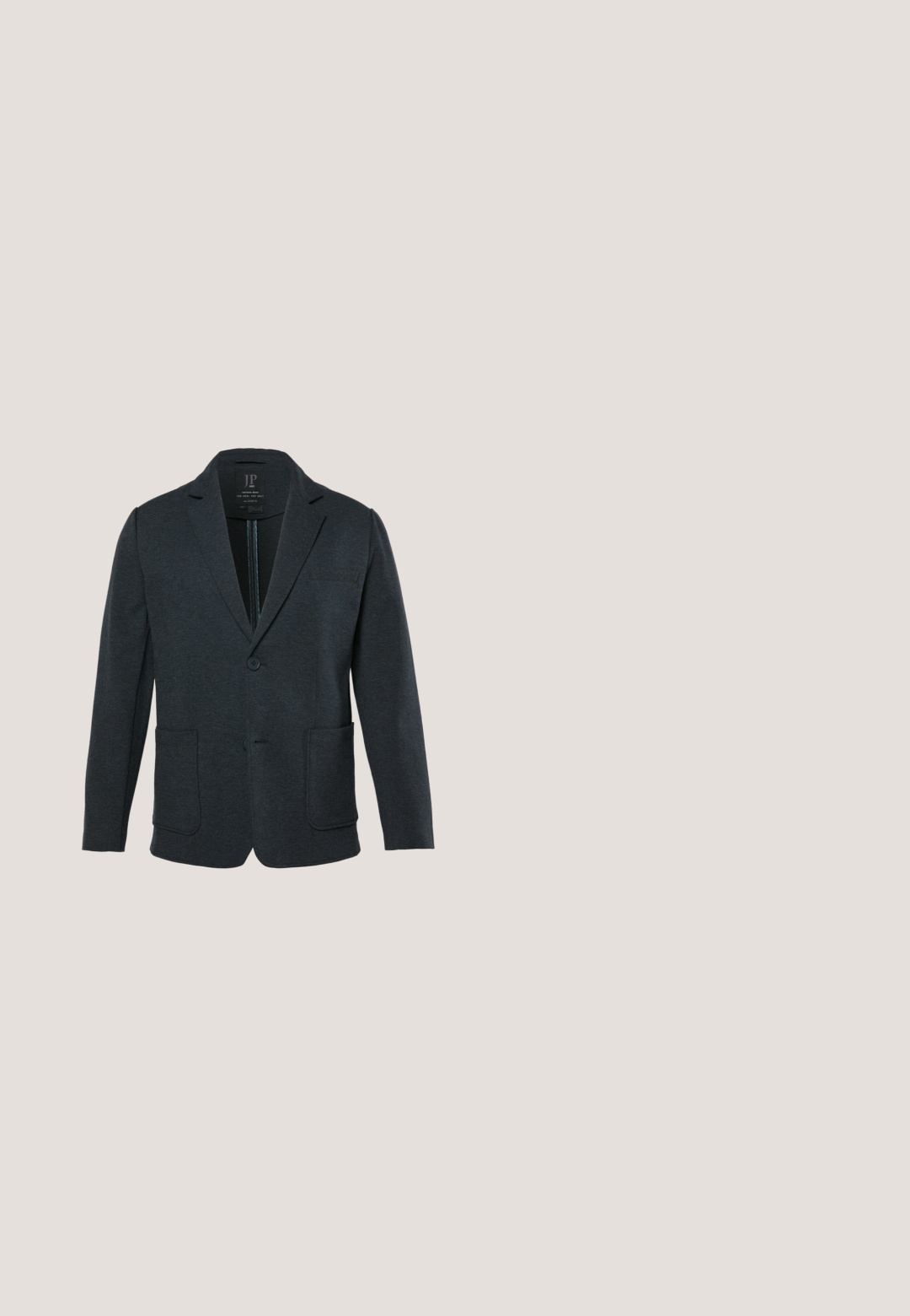 Blazer pour homme gris foncé à simple boutonnage avec deux boutons, revers crantés, poche poitrine et deux poches plaquées à l'avant, présenté sur fond blanc.; Chemise à manches longues à carreaux noirs avec un avant à boutons, col étalé, poche poitrine gauche et tissu texturé subtil.; Pantalon en tissu gris à coupe slim, doté d'une fermeture à un bouton, de passants pour ceinture et d'ourlets retroussés. Texture lisse avec des détails de couture subtils.; Chaussure habillée en cuir noir avec une finition lisse, à lacets, bout rond et une semelle en caoutchouc robuste. Détails de couture subtils sur le côté.; Cravate rayée grise et blanche roulée à l'extrémité étroite, présentée sur fond blanc.; Ceinture en cuir noir avec une boucle à double ardillon en métal argenté, texture lisse, bande large et coutures près de l'attache de la boucle.