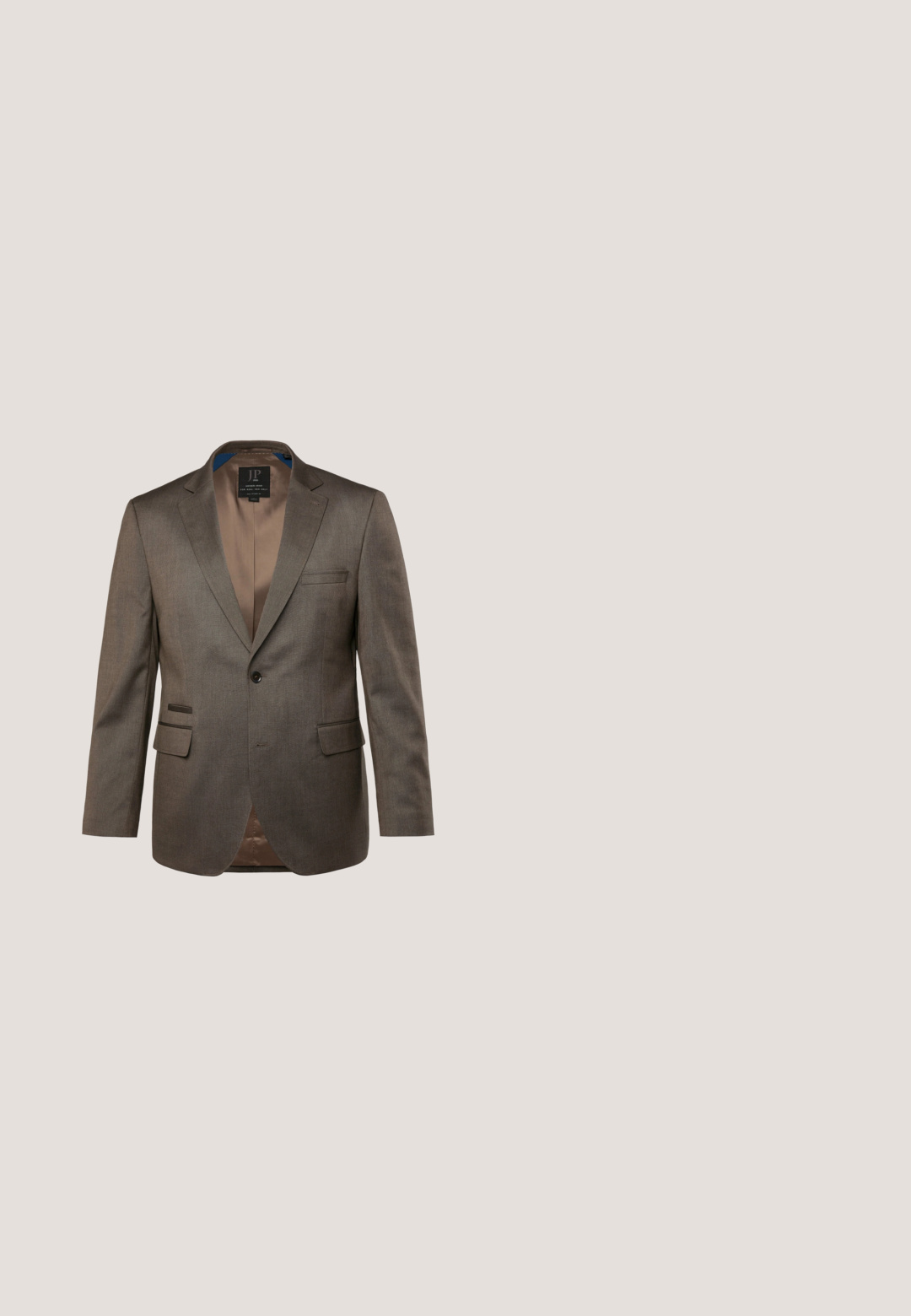 Bruine blazer met notch-revers, twee voorzakken en een enkel knoopsluiting. Voorzien van een gladde binnenvoering in een contrasterende kleur.; Donker bordeauxrood shirt met lange mouwen, gemaakt van glad katoen, met een klassieke kraag en zwarte knopen aan de voorkant.; Bruine broek van een gestructureerde stof, met een rechtlopende pasvorm, een enkele knoopsluiting en een minimalistische stijl.; Bruine leren nette schoen met een gladde textuur, slank ontwerp, ronde neus en vetersluiting. Voorzien van een lage zwarte rubberen zool.; Gestreepte stropdas in tinten bruin, beige en marineblauw. Gemaakt van gladde stof met een taps toelopend uiteinde en een opvallend horizontaal patroon.; Bruine leren riem met een zilveren metalen gesp, met een gladde textuur en een eenvoudig ontwerp. Voorzien van een lus voor aanpassing en bevestiging.
