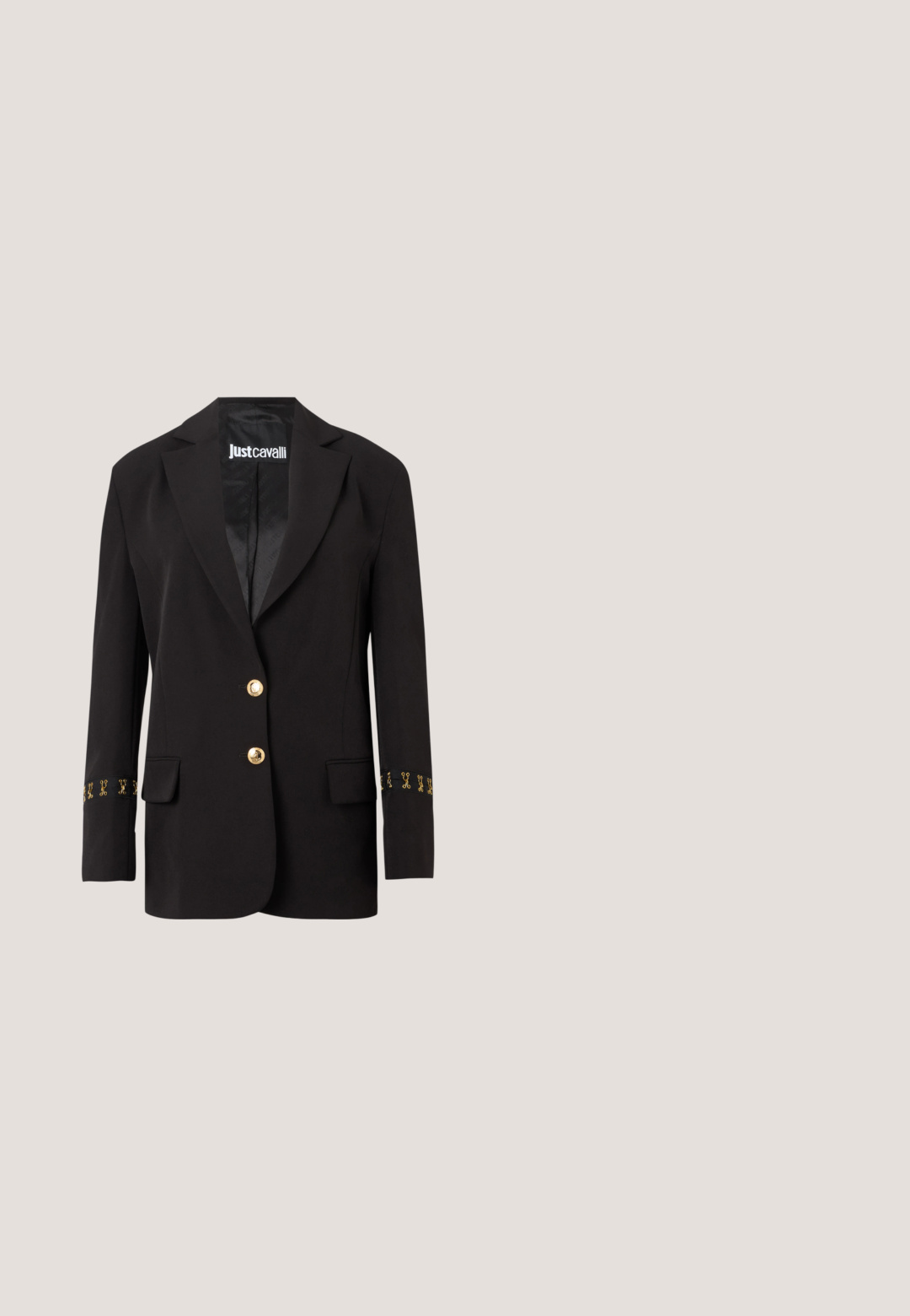 Blazer negro a medida con dos botones dorados, bolsillos de solapa, pequeños ganchos decorativos dorados en las mangas y etiqueta "Just Cavalli" en el interior del cuello.; Top de satén negro con escote cuadrado y tirantes anchos que se atan en la espalda. Textura suave y diseño ajustado para una silueta estilizada.; Falda lápiz de piel sintética negra con textura de cocodrilo, que presenta una cremallera central dorada y un acabado suave.; Zapato de tacón alto de charol negro con punta afilada y tacón cuadrado que presenta un acento de logo. Textura de superficie suave y brillante.; Bolso de mano dorado rectangular con acabado brillante, cierre metálico y asa corta de cadena dorada sobre un fondo claro y liso.; Collar de oro de doble hebra con cuentas esféricas grandes y pequeñas alternadas, cierre de langosta y cadena ajustable con etiqueta redonda.