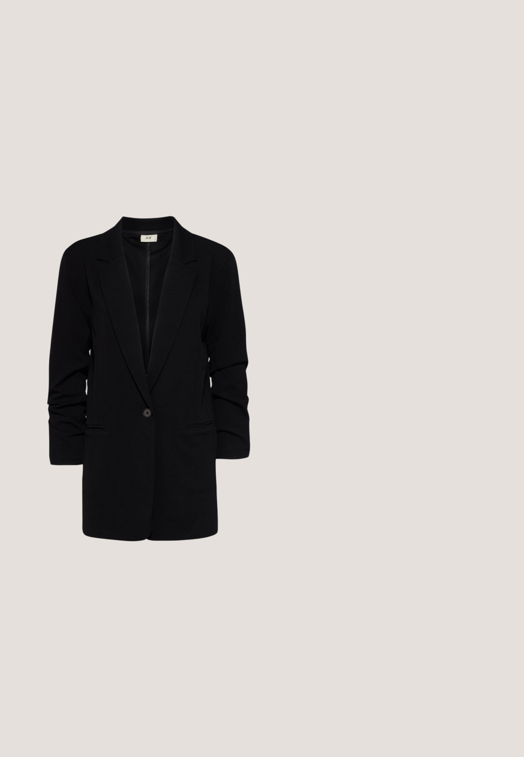 Zwarte blazer met lange mouwen, een enkele knoopsluiting, ingesneden revers en twee vo pockets. Glad materiaal met een gestructureerde pasvorm.; Korte mouw top in crème en zwart met een abstract patroon, V-hals en lichte stof met een gladde textuur.; Wijde broek met een monochrome, gedraaide patroon. Het materiaal lijkt lichtgewicht met een textuurafwerking; voorzien van een hoge, elastische tailleband.; Zwarte lakleren slingback schoen met een spits toelopende neus, lage hak en twee verstelbare gespen, zijaanzicht.; Zwarte geplooide handtas met een ronde handgreep, verstelbare schouderriem en glanzende textuur. Heeft zilveren hardware en een gestructureerde silhoutte.; Zilverkleurige metalen creolen oorbellen met een glad, licht gebogen oppervlak en sluitingen met haaksluiting op een effen witte achtergrond.