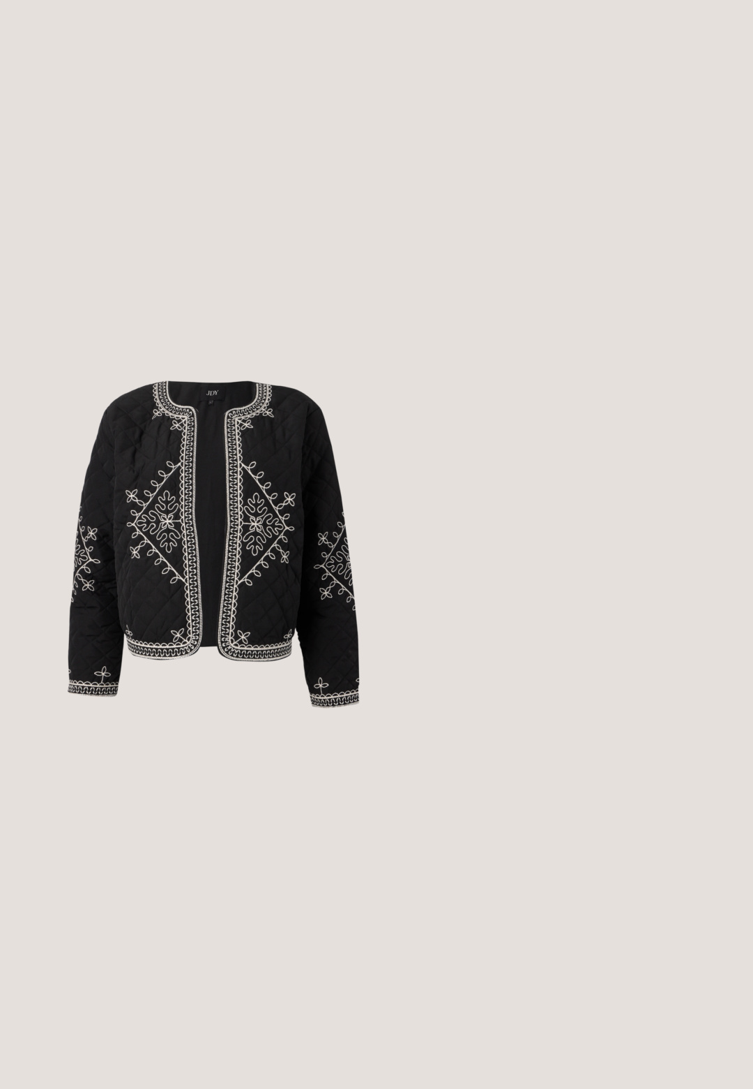 Schwarze Steppjacke mit weißen gestickten Blumenmotiven. Rundhalsausschnitt, offenes Vorderteil und lange Ärmel mit aufwendigen Stickdetails.; Schwarze ärmellose Bluse mit tiefem V-Ausschnitt, Rüschenverzierungen an der Vorderseite und den Schultern sowie stoffüberzogenen Knöpfen in der Mitte.; Weite schwarze Leinenhosen mit einem elastischen Taillenbund und Knopfverschluss. Merkmale eine glatte Textur und eine fließende Silhouette.; Schwarzer Lederschuh mit mittlerem Absatz, spitzer Schuhspitze, gekreuzten Riemen und Wickelverschluss um den Knöchel auf weißem Hintergrund.; Kleine schwarze glänzende Handtasche mit zwei langen Griffen und seitlichen Kordelzug-Details vor einfachem hellem Hintergrund.; Zwei silberne Halsketten auf weißem Hintergrund, eine mit Tropfen-förmigem Kristallanhänger, die andere mit ovalen Kristallgliedern.