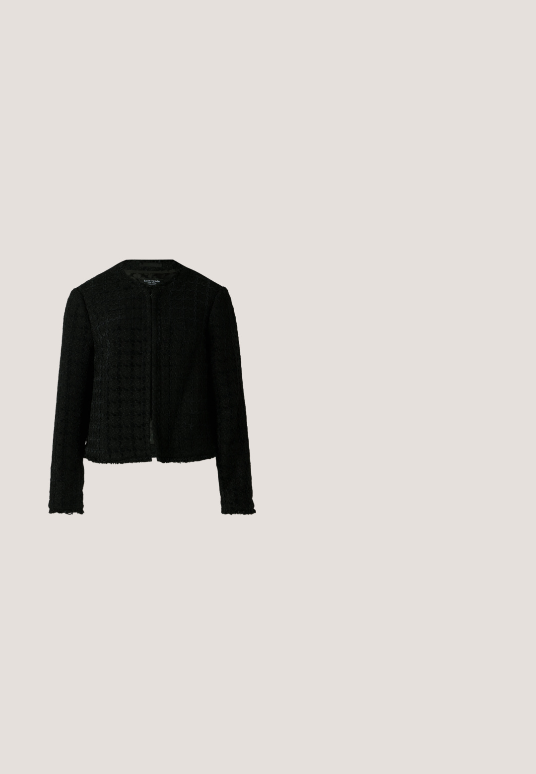 Sort tekstureret jakke med rund hals, lange ærmer, åben front og frynset kant. Mærket siger "kate spade new york."; Glitrende sølvfarvet jumpsuit med lange ærmer, dyb V-hals og indpakningsdesign, der har et bånd i taljen og bred benåbning.; Sorte højhælede sko med spids tå-design og glat læderstruktur. Kombineret med lyserøde, skræddersyede bukser.; Sorte rektangulære solbriller med mørke linser og tynde arme, McQueen-logo på siden, hvilende på en hvid overflade.; Sort læderhåndtaske med rektangulær form, hvide syninger og guldfarvet logo. Har en aftagelig vedhæng formet som et "M".; Guld sekskantede ørestikker med små klare krystaller og en større hængende oval klar krystal på en hvid baggrund.