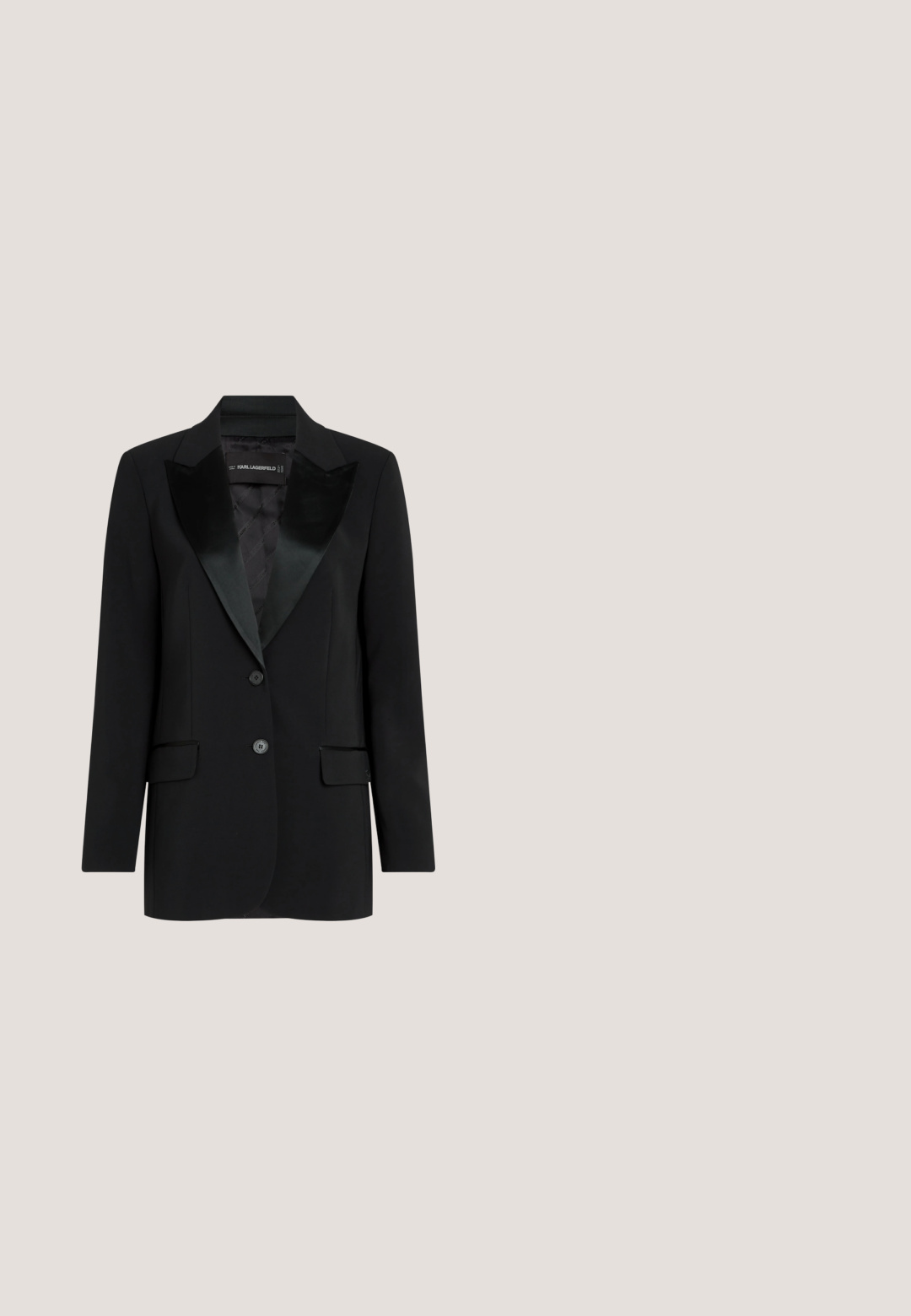 Sort blazer lavet af glat stof, med en satin sjalskrave, to frontlommer og lukning med to knapper. Foret indre synligt.; Sort ribbet tanktop med en rund halsudskæring og Karl Lagerfeld Jeans-logo i hvid broderi på forsiden. Blødt stof, tætsiddende pasform.; Sorte skræddersyede bukser med et elegant design, flad front og glat stof. Har en standard talje og lige ben. Ingen synlige lommer.; Kvinde iført sorte laklæder høje hæle slingback sko med hvide mærkede stropper, står på trægulv.; Sort blank skuldertaske med sølvkæde og lille KARL LAGERFELD-logo foran, mod en ensartet lys baggrund.; To sølvfarvede kompakte spejle formet som muslingeskaller med ribbede detaljer, placeret side om side på en hvid baggrund.