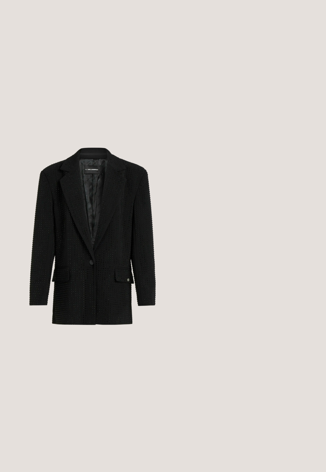 Blazer noir à manches longues recouvert de petits clous en relief, avec un col cranté, un bouton unique et deux poches avant à rabat.; Corset bustier en satin noir sans bretelles avec fermetures à agrafes à l'avant et coutures verticales décoratives.; Jupe noire longue jusqu'au sol, fabriquée en matière lisse et légère, avec une taille élastique et un design simple. Aucun motif ou accent visible.; Chaussure à talon haut en cuir verni noir, design à bout pointu, silhouette épurée et talon aiguille fin, avec une finition lisse et brillante.; Pochette en velours noir avec quincaillerie dorée, de forme rectangulaire, et une bandoulière en chaîne, présentant une texture lisse et sans motifs visibles.; Boucles d'oreilles géométriques en forme de diamant noir et blanc avec un cadre en or et trois rangs pendants de diamants de couleurs alternées.