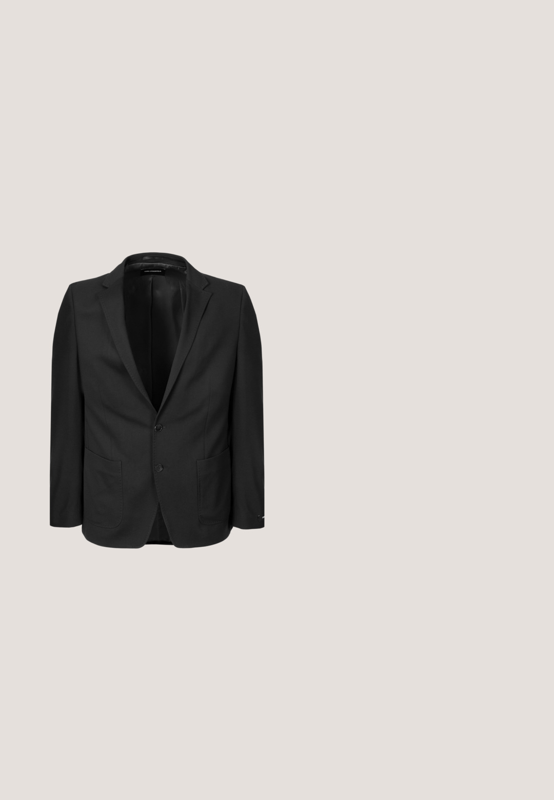 Blazer noir simple boutonnage avec revers crantés, deux poches plaquées sur le devant, deux boutons et une doublure intérieure lisse.; Pull à col roulé noir, à manches longues, avec un col et un ourlet côtelés, fabriqué en tissu tricoté lisse, avec un logo discret sur le côté inférieur.; Chemise blanche à manches longues en tissu lisse, dotée d'un col classique, d'une fermeture à boutons et d'un logo brodé discret en bas à gauche.; Pantalons noirs ajustés avec une coupe slim, tissu lisse, passants de ceinture et devant plat. Conçus avec des poches latérales et des ourlets travaillés.; Chaussure Oxford en cuir noir poli avec laçage fermé, petit talon et bout droit, vue de côté extérieur sur fond blanc.; Ceinture en cuir noir avec une boucle rectangulaire argentée polie gravée "Porsche Design", enroulée sur un fond blanc.