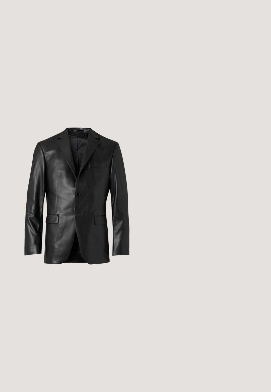 Sort læderblazer med revers, to forreste knapper og tre klaplommer, vist mod en ensartet lys baggrund.; Hvid skjorte med langeærmer og knapper foran med spids krave, der viser en sort-hvid mønstret indre kraveforing.; Sorte bomuldsbukser med lige ben-design, der har en frontknaplukning og sidelommer, glat tekstur, ingen synlige mønstre.; Sorte læder loafers har en afrundet tå, syede detaljer og en lille gylden accent foran. Sålen er flad og diskret.; Sort tekstureret crossbody-taske med justerbar stofrem, præget mønster og sølv logoemblem på frontpanelet mod ensfarvet baggrund.; Sort læderbælte rullet med præget mærkenavn og en firkantet sort metalklemme på en hvid baggrund.