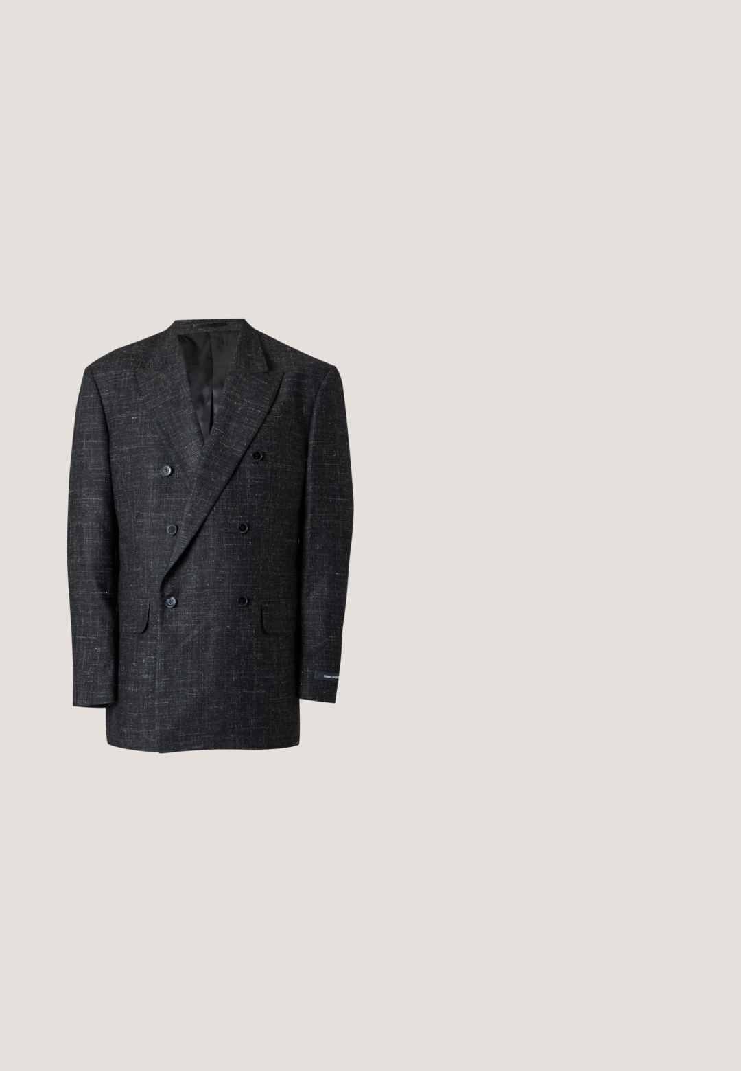 Dunkelgrauer zweireihiger Blazer mit strukturiertem Muster, Revers mit Schlitzen, vorderen Klappentaschen und schwarzem Innenfutter.; Schwarzes Langarmhemd aus glattem Stoff mit einem Button-Down-Kragen, der mit Nieten verziert ist, und einem dezenten Logo auf der Brust.; Schwarze maßgeschneiderte Hose mit Gürtelschlaufen, vorderer Bügelfalte und geradem Beinaufschnitt auf einem schlichten weißen Hintergrund.; Schwarzer Herrenschuh aus Leder mit Krokodil-Textur, Schnürdesign und niedrigem Absatz, in Seitenansicht auf neutralem Hintergrund.; Schwarze Leder-Aktentasche mit strukturiertem Frontpaneel, zwei oberen Griffen, abnehmbarem Schulterriemen und kleinem silbernem Logo unten rechts.; Schwarzer Ledergürtel, aufgerollt mit einer rechteckigen mattschwarzen Schnalle und dezent geprägt mit Logo auf weißem Hintergrund.