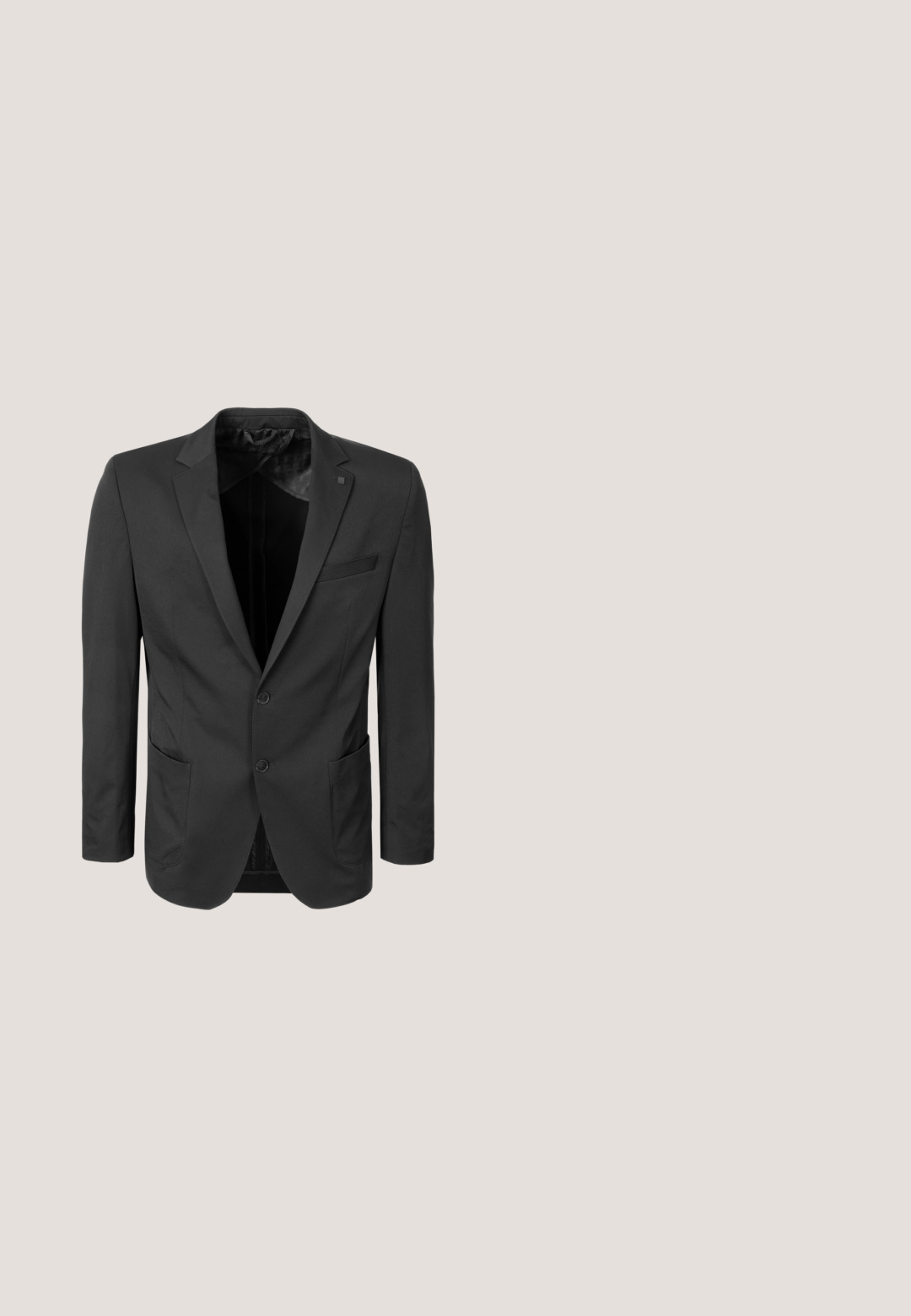 Blazer negro de hombre con solapas con muesca, dos botones y tres bolsillos delanteros, mostrado sobre un fondo blanco.; Camisa negra de manga larga hecha de tejido suave, con cuello tipo button-down, tapeta frontal y un sutil detalle del logo en el pecho.; Pantalones negros ajustados con un diseño de pierna recta, que cuentan con dos bolsillos laterales y pliegues frontales para dar estructura, hechos de una tela suave.; Zapato de vestir de cuero negro con cordones flotando sobre una alfombra beige, mesa redonda naranja al fondo.; Maletín de cuero negro con dos asas, una correa de hombro desmontable, bolsillo frontal con cremallera y cierre superior con cremallera.; Cinturón de cuero negro con acabado texturizado y hebilla rectangular de metal negro, enrollado sobre un fondo blanco.