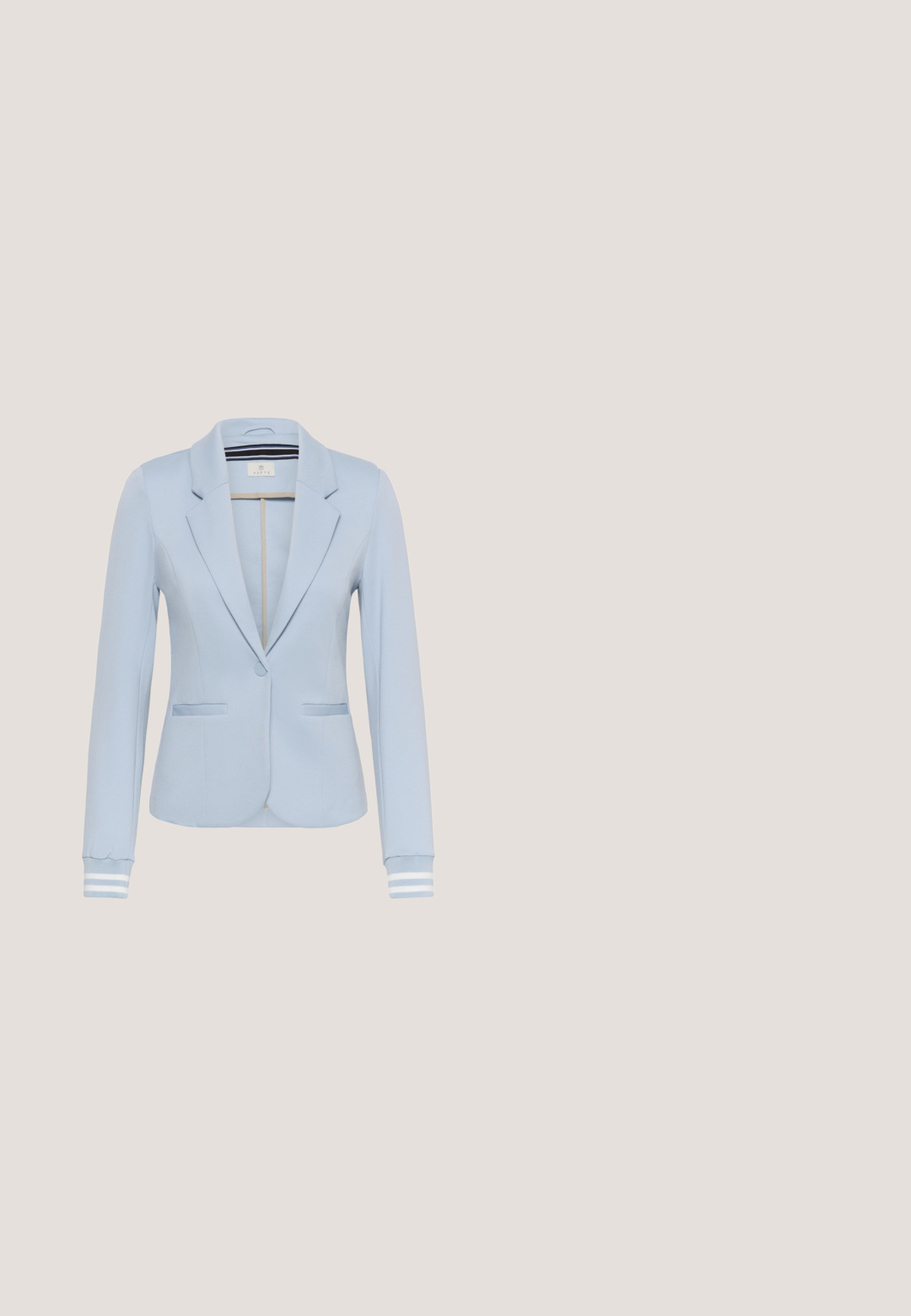Blazer bleu clair ajusté avec revers crantés, manches longues, deux poches passepoilées devant et poignets rayés, présenté sur un fond uni.; Blouse blanche à manches longues avec motif cachemire bleu, encolure ronde avec petits boutons et manches légèrement froncées.; Pantalons ajustés bleu clair avec une coupe droite, une taille plate et des poches latérales. Texture lisse sans motifs ni accents visibles.; Talons escarpins en daim bleu clair, à bout pointu, avec une bride de cheville réglable à boucle en métal, semelle intérieure beige naturel et talon bas.; Sac bandoulière en cuir bleu clair avec fermeture à rabat et petit logo doré "pierre cardin" centré devant.; Boucles d'oreilles clous couleur or avec des formes lisses et irrégulières tenant des pendentifs translucides en forme de goutte bleue.