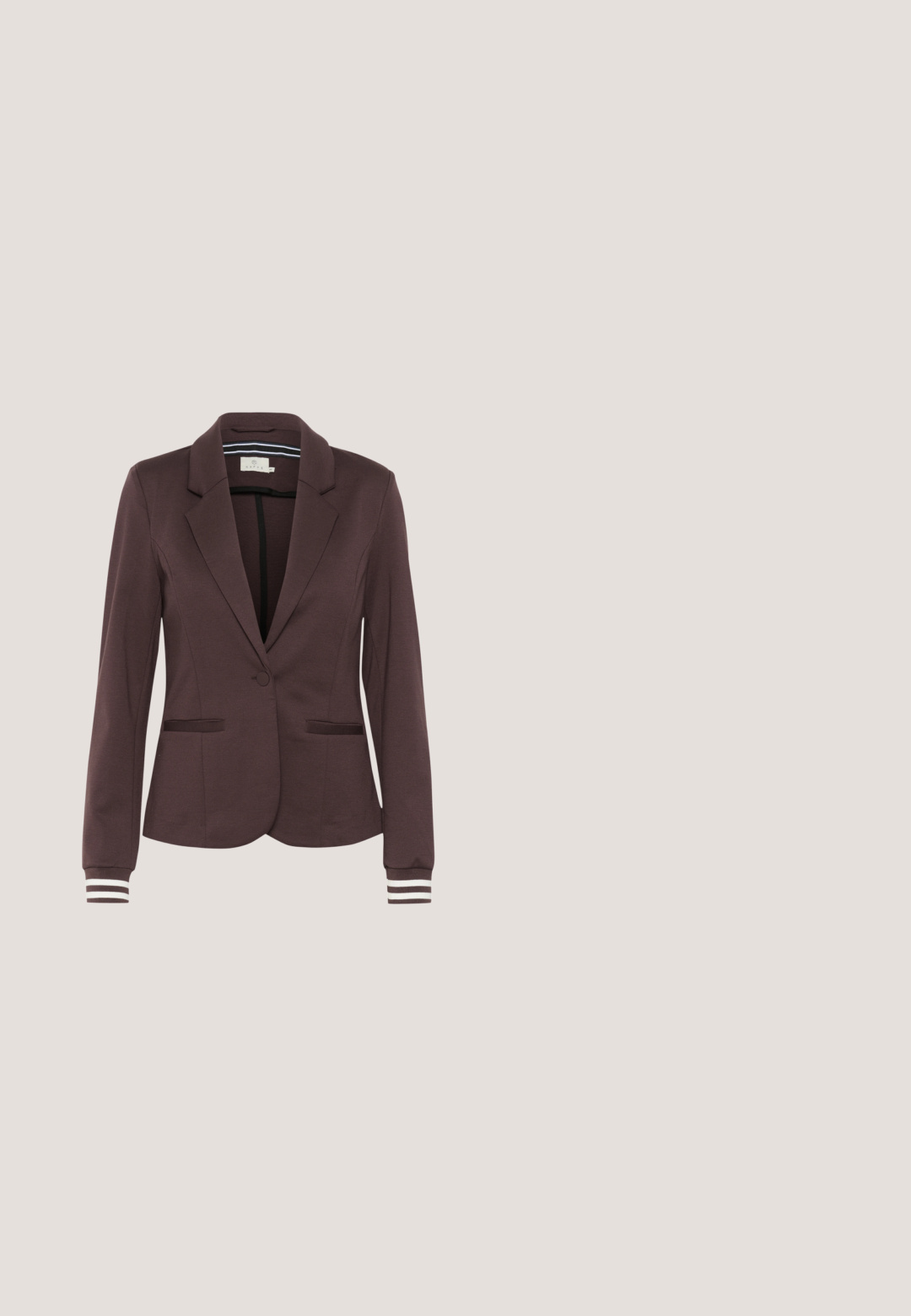 Blazer bordeaux avec un revers cranté, deux poches avant et des poignets rayés. Fabriqué en tissu texturé avec une fermeture à un bouton.; Chemise longue en satin marron à manches longues avec col, boutonnage devant et manches bouffantes froncées. Texture lisse avec une coupe classique.; Pantalon marron sur mesure en tissu texturé. Doté d'un pli avant, d'une fermeture à bouton et d'une coupe droite, conçu pour un ajustement slim.; Escarpin en cuir bordeaux avec un bout pointu et un détail de sangle incurvée, doté d'un talon fin et d'une finition subtilement texturée.; Sac à bandoulière rectangulaire marron foncé avec bandoulière réglable, fermeture éclair dorée, logo Guess et pendentif en forme de cœur accompagné d'une clé et de la lettre G.; Bracelet plaqué or avec une chaîne délicate, mettant en avant le mot "ESPOIR" en lettres capitales comme élément central. Comprend un fermoir à lobster et une longueur ajustable.